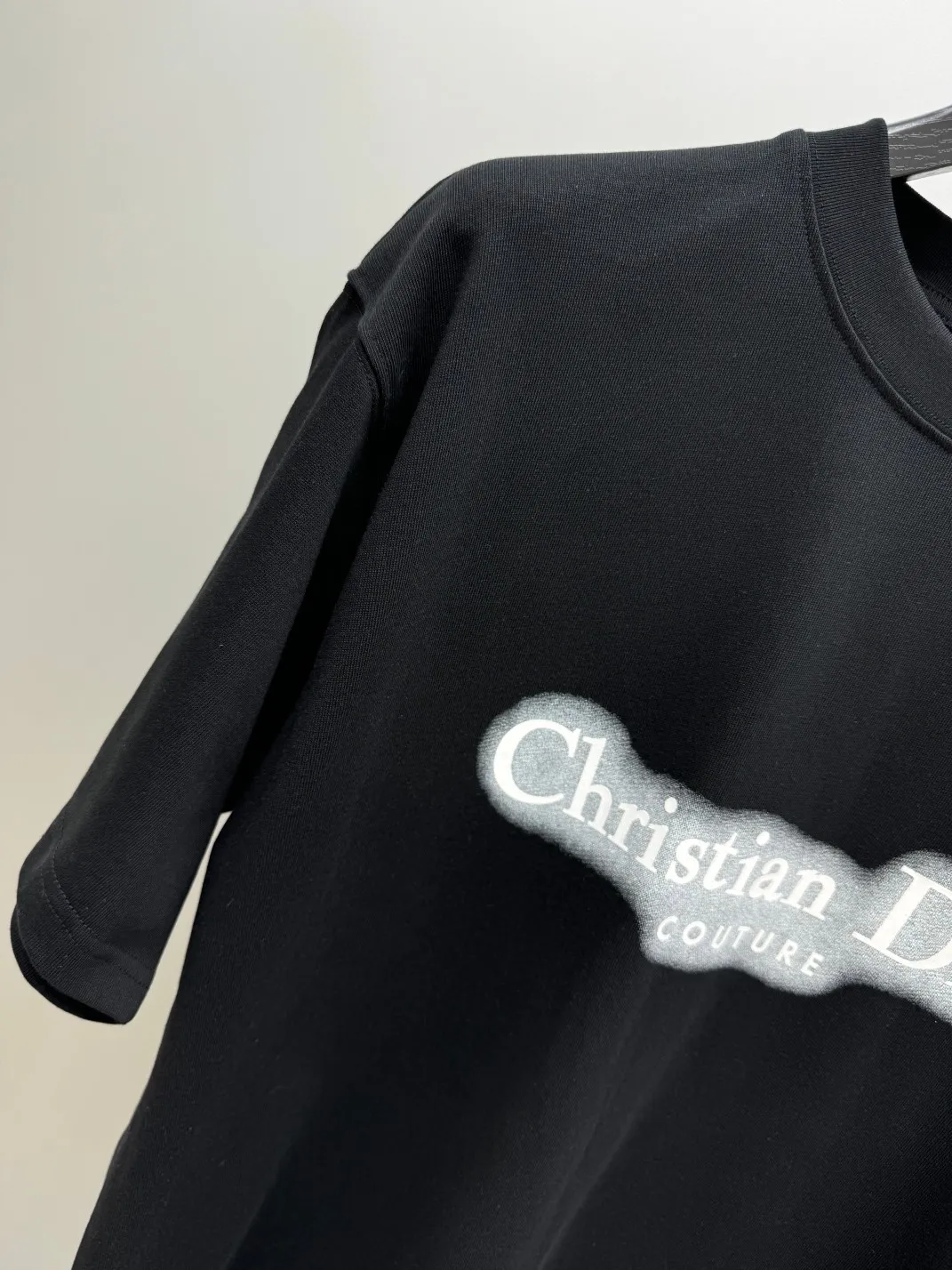 🅿️210 (top version, differentiated currency) will not be taken off the shelves all year round, sell with confidence. Style: Dior/DIO.R short-sleeved T-shirt. Fabric: 300g double yarn 100% cotton. Rib: 320g heavy Sorona 1*1 trendy brand. Craftsmanship: high-definition night flash printed logo. Color: black. Size: XS S M L. Gender-neutral. Same style for men and women.
