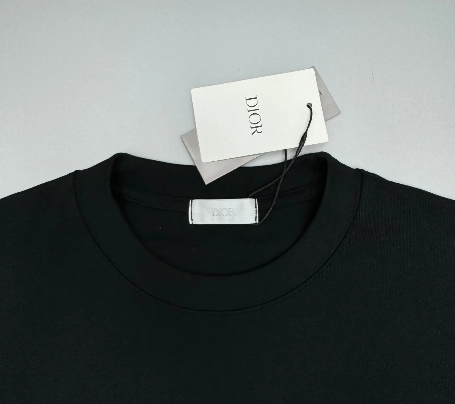 🅿️210 (top version, differentiated currency) will not be taken off the shelves all year round, sell with confidence. Style: Dior/DIO.R short-sleeved T-shirt. Fabric: 300g double yarn 100% cotton. Rib: 320g heavy Sorona 1*1 trendy brand. Craftsmanship: high-definition night flash printed logo. Color: black. Size: XS S M L. Gender-neutral. Same style for men and women.
