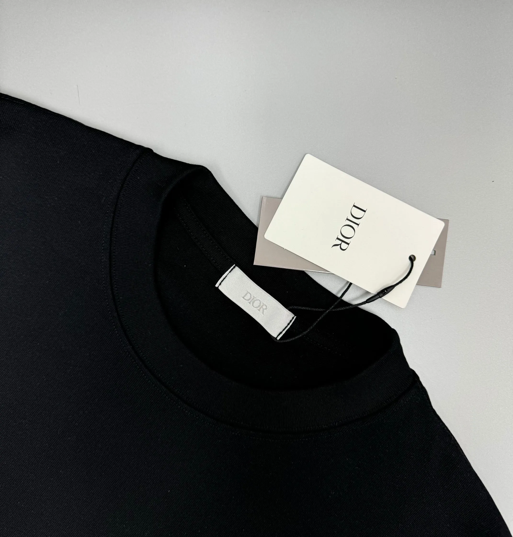 🅿️210 (top version, differentiated currency) will not be taken off the shelves all year round, sell with confidence. Style: Dior/DIO.R short-sleeved T-shirt. Fabric: 300g double yarn 100% cotton. Rib: 320g heavy Sorona 1*1 trendy brand. Craftsmanship: high-definition night flash printed logo. Color: black. Size: XS S M L. Gender-neutral. Same style for men and women.