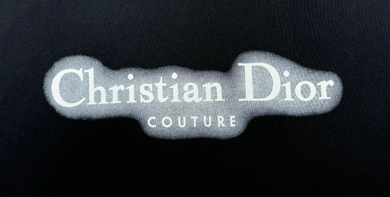 🅿️210 (top version, differentiated currency) will not be taken off the shelves all year round, sell with confidence. Style: Dior/DIO.R short-sleeved T-shirt. Fabric: 300g double yarn 100% cotton. Rib: 320g heavy Sorona 1*1 trendy brand. Craftsmanship: high-definition night flash printed logo. Color: black. Size: XS S M L. Gender-neutral. Same style for men and women.