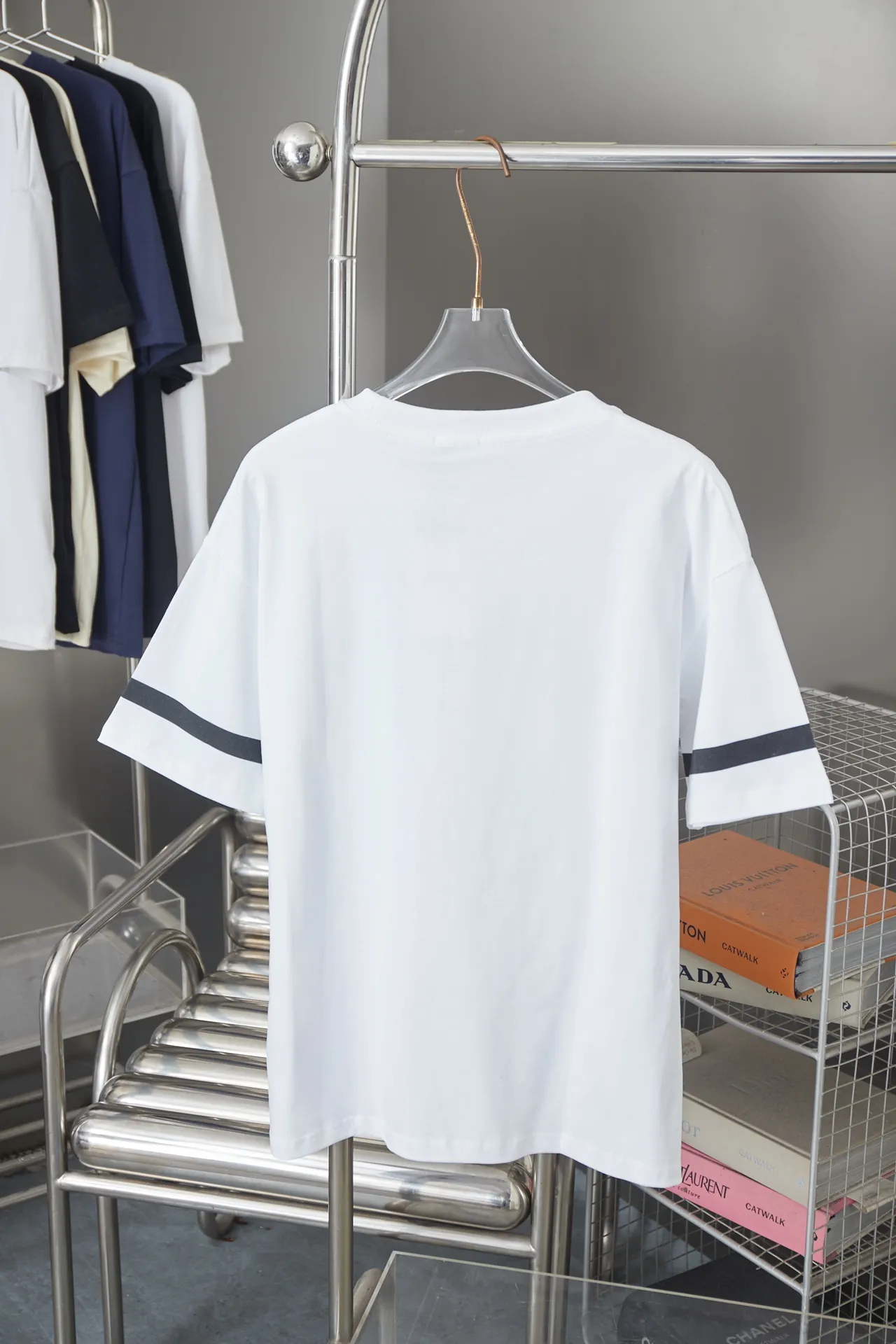 🅿️190 Christian Dior CD 25SS early spring new model, joint ski series logo embroidered short sleeves, light luxury, essential item for daily commuting for men and women, correct version, welcome to compare, detailed features · 280g 100% pure cotton double yarn jersey fabric · Custom dyed in the same cylinder, special thickened 32 count double-strand 1X1 thread · Imported Tadajima machine high-density embroidery · Double-needle stitching and cross-stitching process · Original main mark, washed tag, brand moisture-proof paper packaging Color: White/Black Size: S/M/L/XL