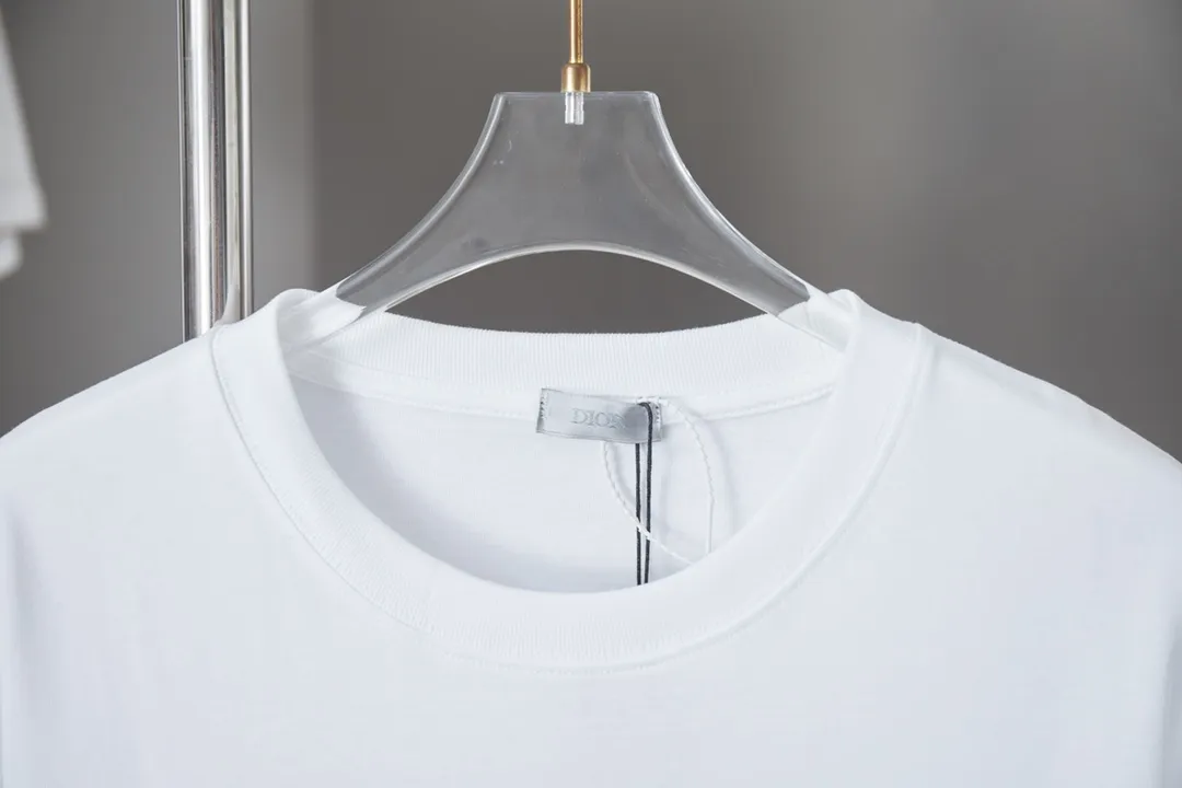 🅿️190 Christian Dior CD 25SS early spring new model, joint ski series logo embroidered short sleeves, light luxury, essential item for daily commuting for men and women, correct version, welcome to compare, detailed features · 280g 100% pure cotton double yarn jersey fabric · Custom dyed in the same cylinder, special thickened 32 count double-strand 1X1 thread · Imported Tadajima machine high-density embroidery · Double-needle stitching and cross-stitching process · Original main mark, washed tag, brand moisture-proof paper packaging Color: White/Black Size: S/M/L/XL