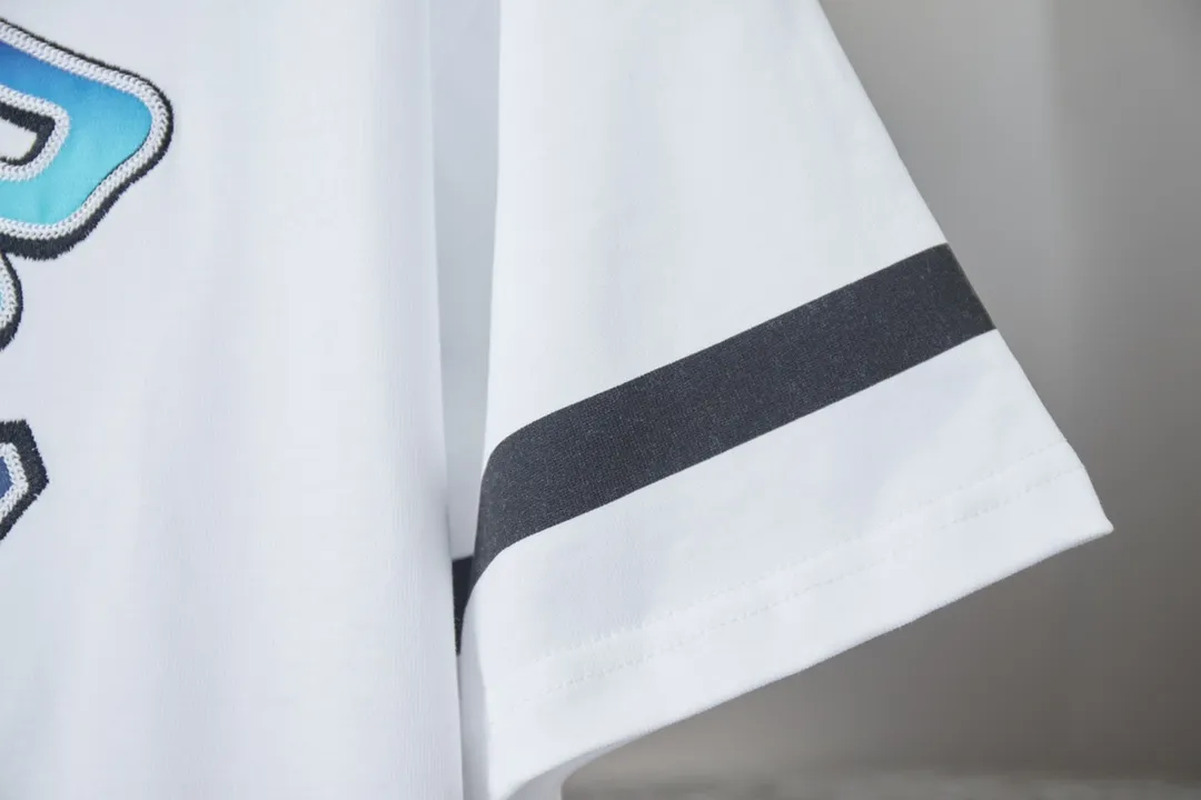 🅿️190 Christian Dior CD 25SS early spring new model, joint ski series logo embroidered short sleeves, light luxury, essential item for daily commuting for men and women, correct version, welcome to compare, detailed features · 280g 100% pure cotton double yarn jersey fabric · Custom dyed in the same cylinder, special thickened 32 count double-strand 1X1 thread · Imported Tadajima machine high-density embroidery · Double-needle stitching and cross-stitching process · Original main mark, washed tag, brand moisture-proof paper packaging Color: White/Black Size: S/M/L/XL
