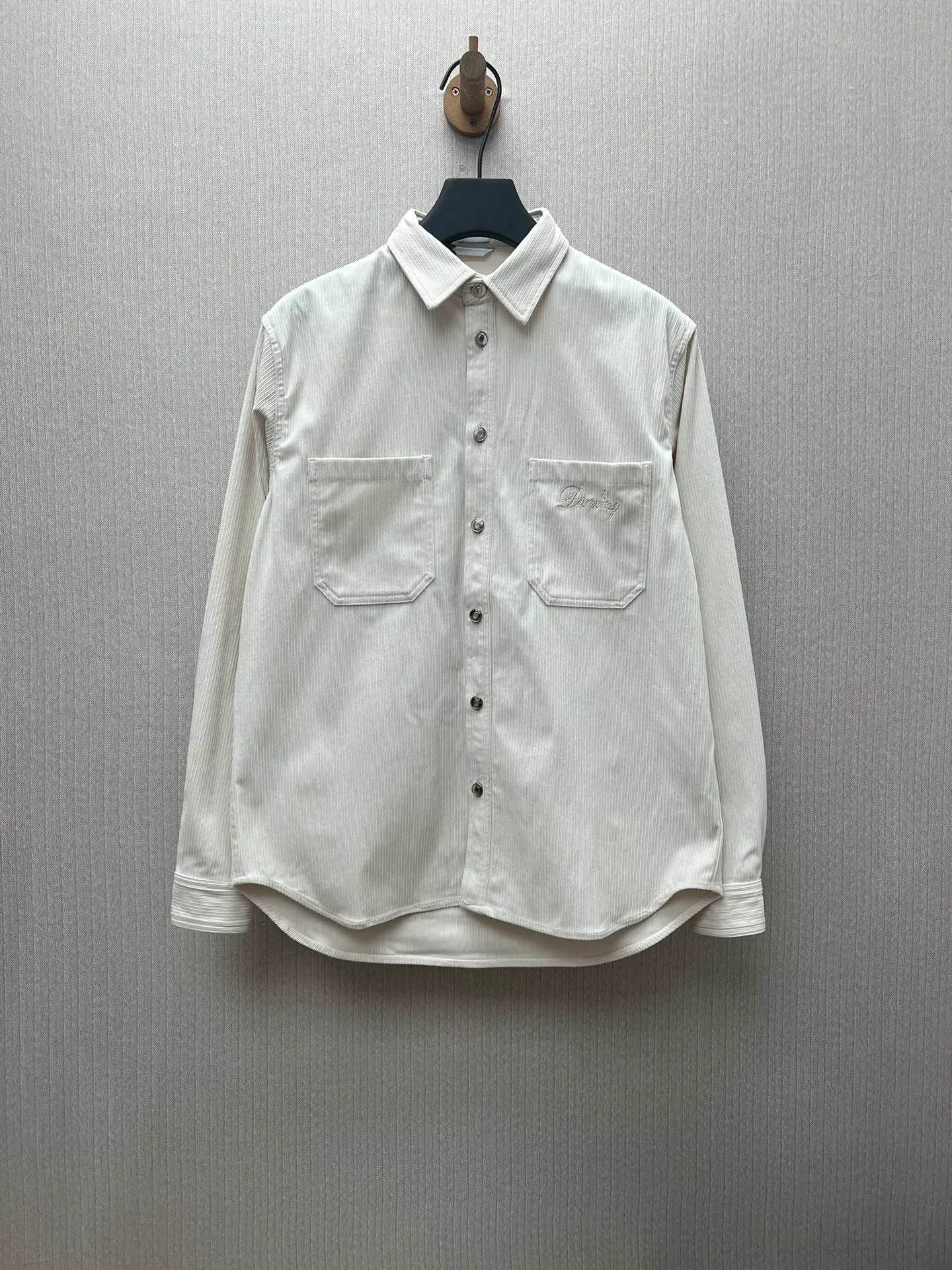 🅿️440 Dior 25ss new coat shirt is a new product of the 2025 winter men's wear series. It is decorated with the Dior love logo inspired by the Dior archives, paying tribute to Dior's heritage. Crafted from white cotton corduroy, it features two chest patch pockets and metal snap fastening. Pair with jeans from the same series for a refined look. Number of yards: 38.39.40.41.