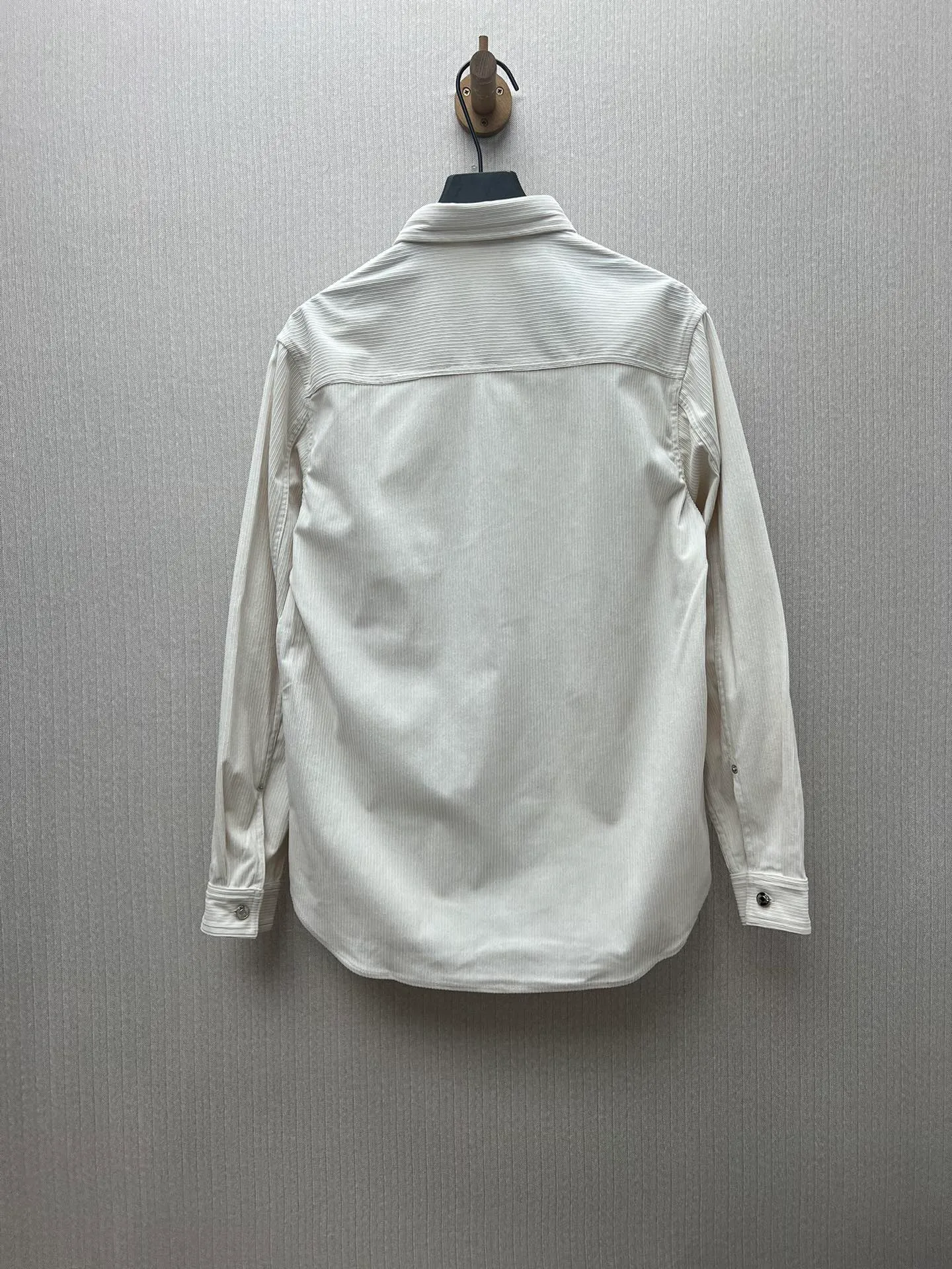 🅿️440 Dior 25ss new coat shirt is a new product of the 2025 winter men's wear series. It is decorated with the Dior love logo inspired by the Dior archives, paying tribute to Dior's heritage. Crafted from white cotton corduroy, it features two chest patch pockets and metal snap fastening. Pair with jeans from the same series for a refined look. Number of yards: 38.39.40.41.