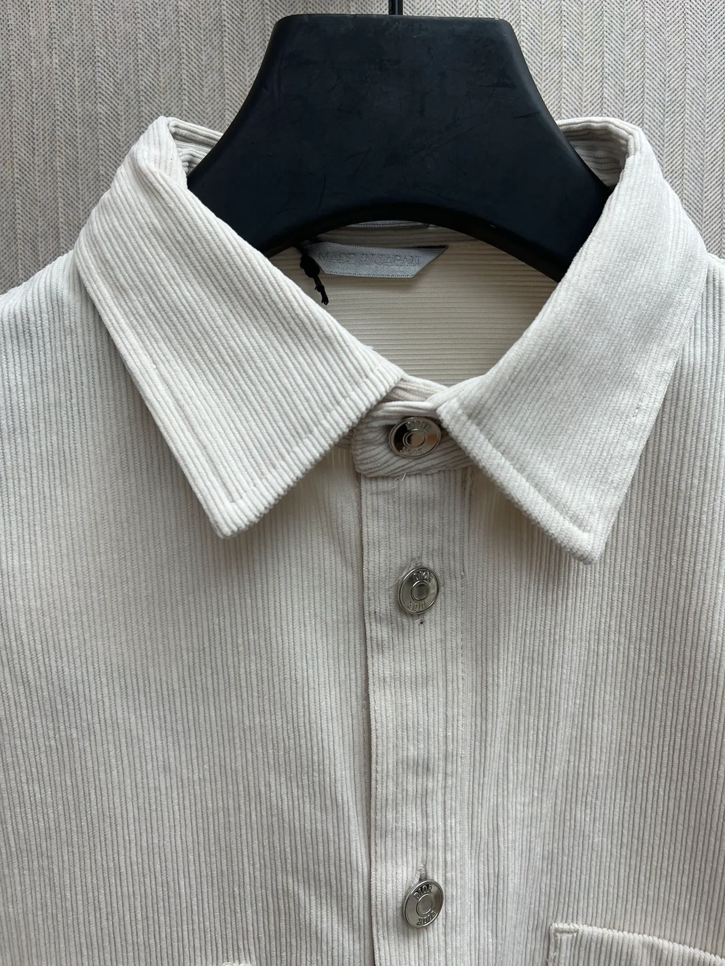 🅿️440 Dior 25ss new coat shirt is a new product of the 2025 winter men's wear series. It is decorated with the Dior love logo inspired by the Dior archives, paying tribute to Dior's heritage. Crafted from white cotton corduroy, it features two chest patch pockets and metal snap fastening. Pair with jeans from the same series for a refined look. Number of yards: 38.39.40.41.