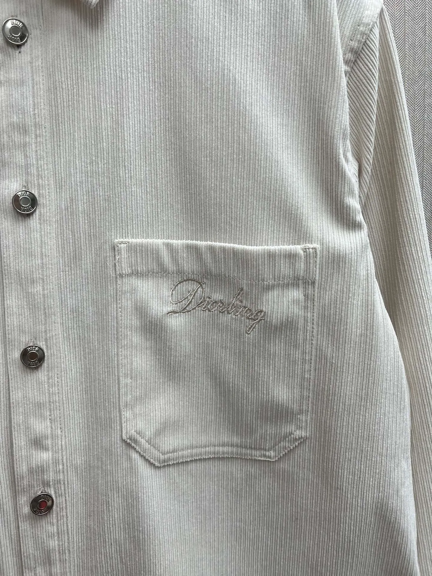 🅿️440 Dior 25ss new coat shirt is a new product of the 2025 winter men's wear series. It is decorated with the Dior love logo inspired by the Dior archives, paying tribute to Dior's heritage. Crafted from white cotton corduroy, it features two chest patch pockets and metal snap fastening. Pair with jeans from the same series for a refined look. Number of yards: 38.39.40.41.