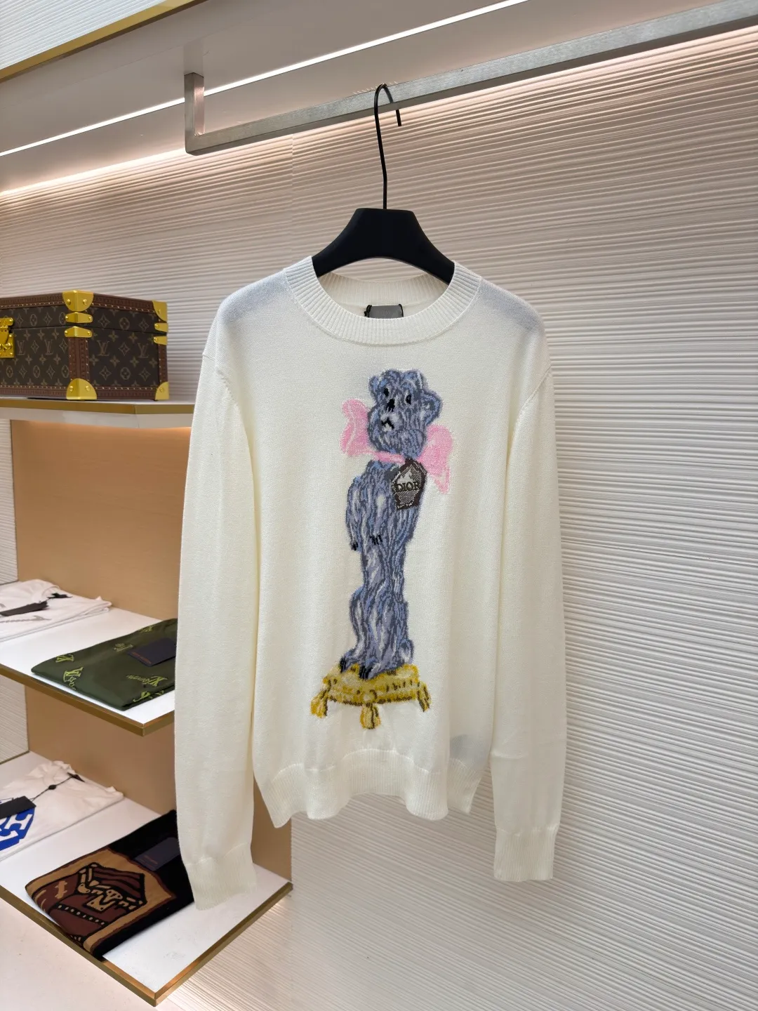 DIOR pattern jacquard round neck pullover long-sleeved cashmere sweater ●Authentic product: 15000 purchased and developed ●Item number: 1680827-B50 ●Fabric: wool fabric ●Technology: jacquard production ●Version: fitted version ●Weight: about 300 grams ●Size: XS-S-M-L ●Description: This knitted sweater is made of high-quality wool Specific fabric composition, natural fibers give it a soft skin-friendly touch, the delicate weave makes the body stiff and textured, the embroidery process is exquisite, and the puppy pattern is three-dimensional and vivid. It balances comfort and fashion, easily adapts to daily wear scenes, and adds unique fun to the look. The overall wiring is straight and delicate, the fabric is comfortable and soft, and the color is consistent without color difference. It can be matched with the same style to create a fashionable look and control various occasions. Customized accessories, complete with three standards, same style for men and women!