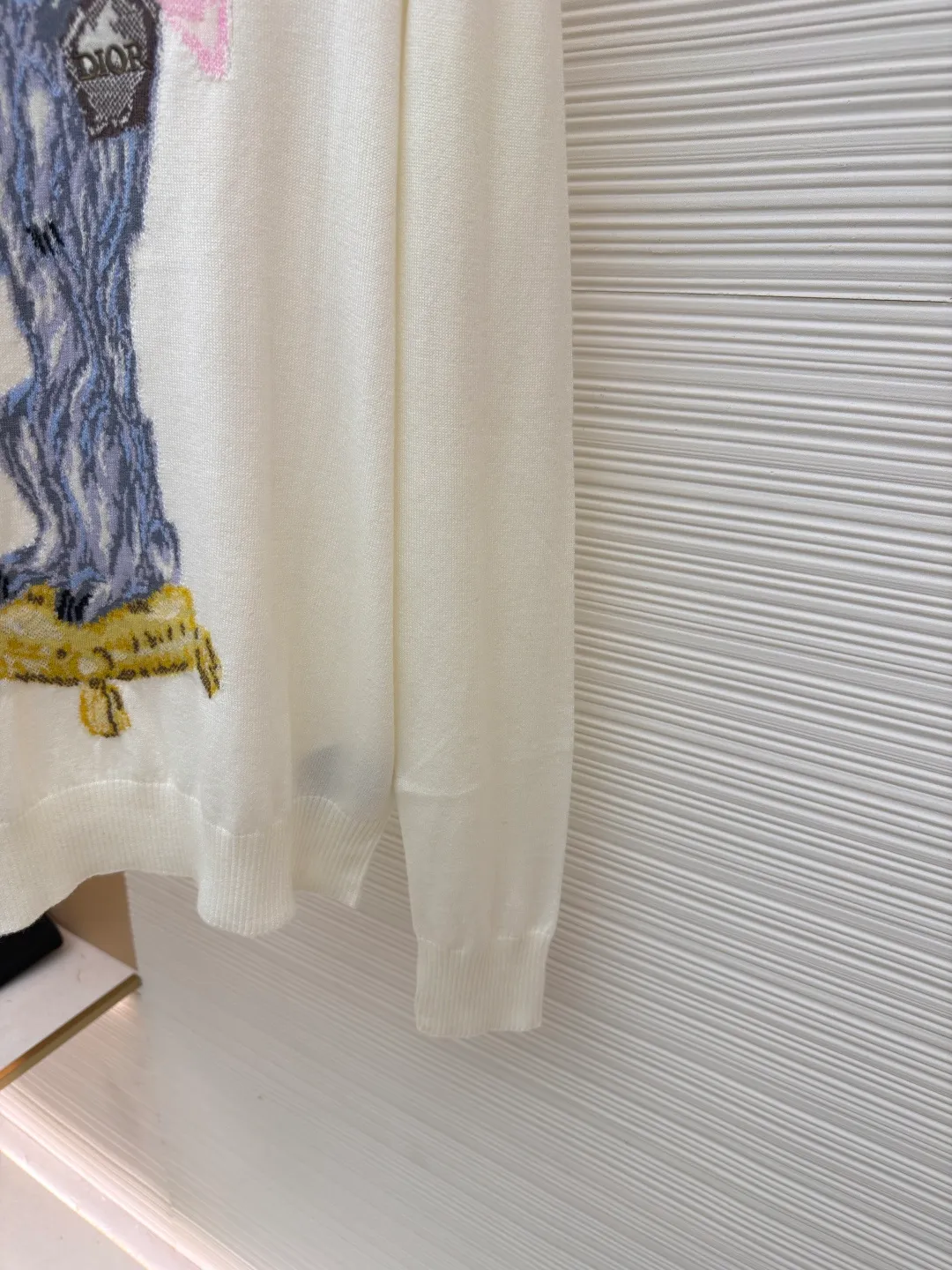 DIOR pattern jacquard round neck pullover long-sleeved cashmere sweater ●Authentic product: 15000 purchased and developed ●Item number: 1680827-B50 ●Fabric: wool fabric ●Technology: jacquard production ●Version: fitted version ●Weight: about 300 grams ●Size: XS-S-M-L ●Description: This knitted sweater is made of high-quality wool Specific fabric composition, natural fibers give it a soft skin-friendly touch, the delicate weave makes the body stiff and textured, the embroidery process is exquisite, and the puppy pattern is three-dimensional and vivid. It balances comfort and fashion, easily adapts to daily wear scenes, and adds unique fun to the look. The overall wiring is straight and delicate, the fabric is comfortable and soft, and the color is consistent without color difference. It can be matched with the same style to create a fashionable look and control various occasions. Customized accessories, complete with three standards, same style for men and women!
