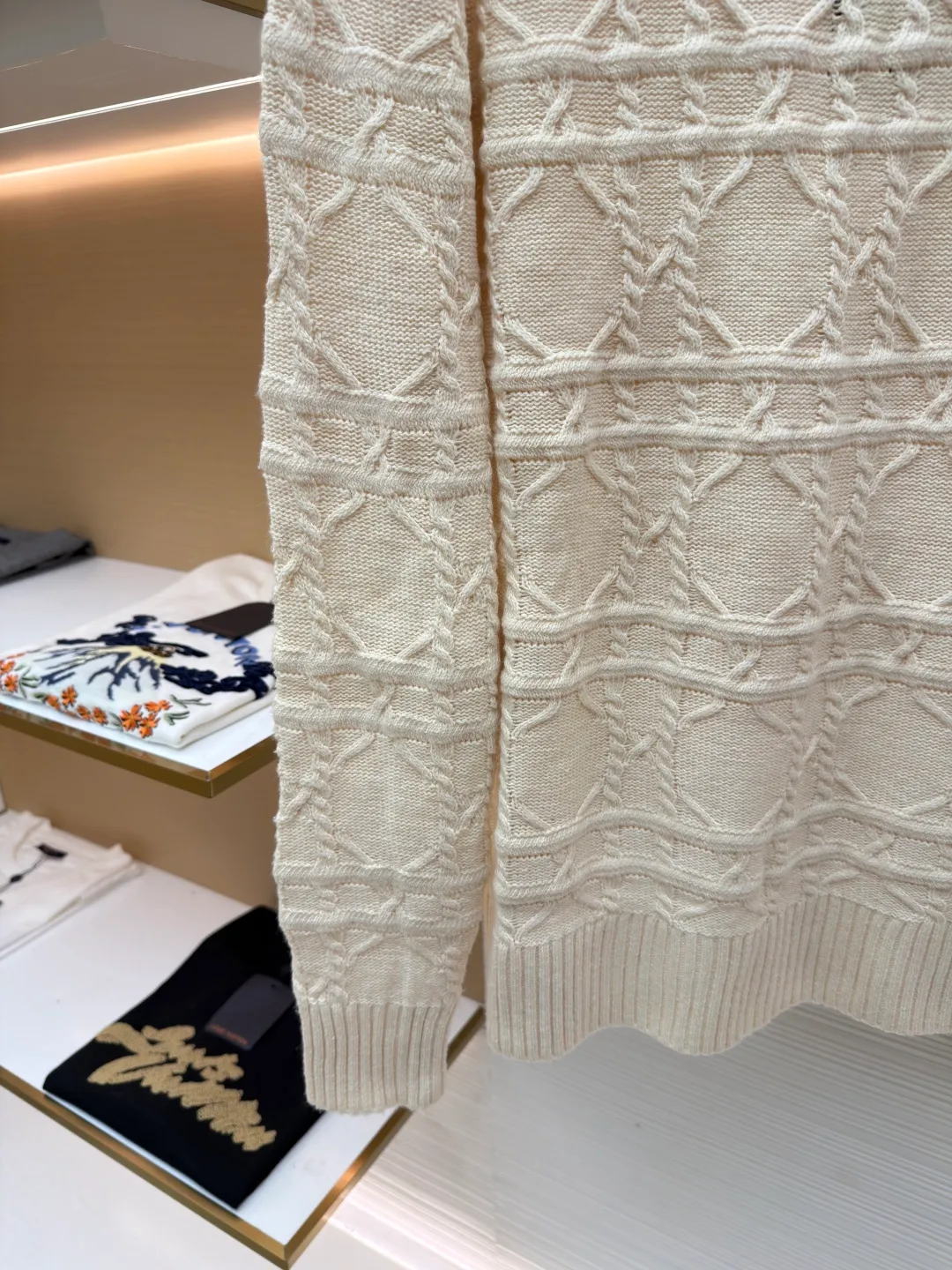DIOR cashmere fabric cannage pattern sweater ●Original version: 22000 purchased and developed ●Item number: 1681445-B40 ●Fabric: wool blended fabric ●Technology: knitted ●Color: off-white ●Version: fitted version ●Weight: about 640 grams ●Size: S-M-L-XL ●Description: This sweater is made of high-quality wool blended fabric and uses precision jacquard knitting technology to present the brand's iconic texture pattern, which is soft to the touch and has excellent warmth retention. The round neck structure is processed by overlocking technology, and the neckline fits the neck and is not easily deformed. The overall knitting process adopts high-density weaving method, the jacquard texture is three-dimensional and uniform, and the body is smooth without missing stitches. From fabric selection to detailed control of jacquard craftsmanship, every process reflects Dior's ultimate pursuit of craftsmanship precision and luxurious style. It not only retains the classic warmth of knitted sweaters, but also demonstrates the brand's high recognition through unique jacquard design. It is a fusion of knitting craftsmanship and high-end fashion design. The overall wiring is straight and delicate, the fabric is comfortable and soft, and the color is consistent without color difference. It can be matched with the same style to create a fashionable look and control various occasions. Customized accessories, complete with three standards, same style for men and women!
