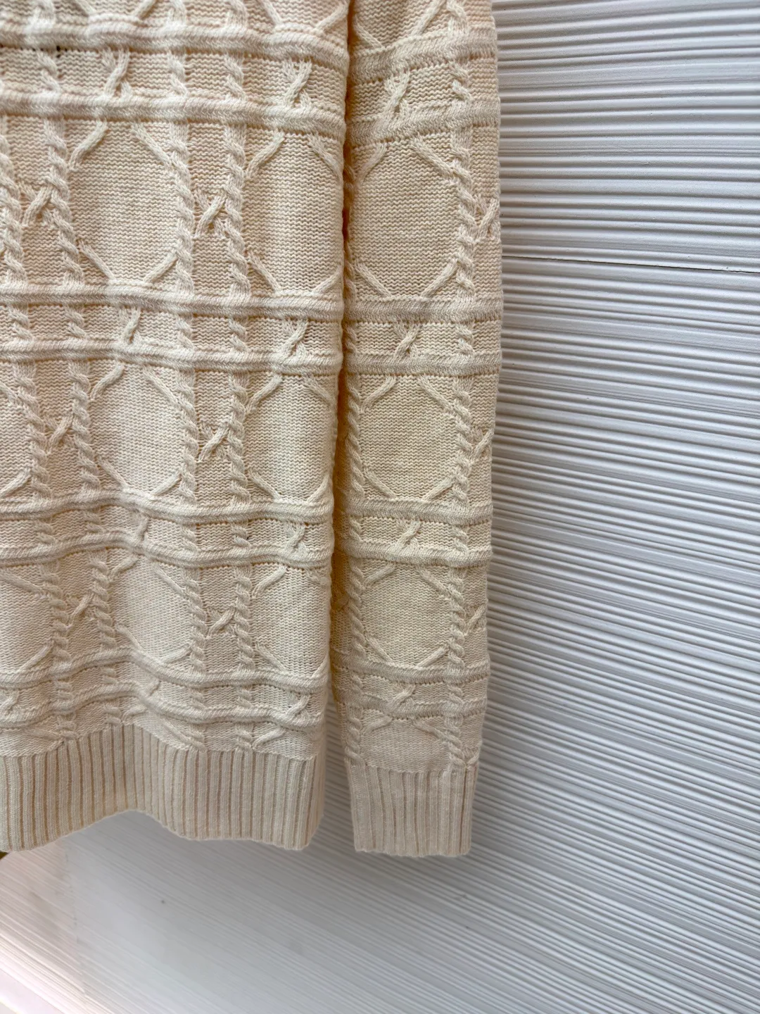 DIOR cashmere fabric cannage pattern sweater ●Original version: 22000 purchased and developed ●Item number: 1681445-B40 ●Fabric: wool blended fabric ●Technology: knitted ●Color: off-white ●Version: fitted version ●Weight: about 640 grams ●Size: S-M-L-XL ●Description: This sweater is made of high-quality wool blended fabric and uses precision jacquard knitting technology to present the brand's iconic texture pattern, which is soft to the touch and has excellent warmth retention. The round neck structure is processed by overlocking technology, and the neckline fits the neck and is not easily deformed. The overall knitting process adopts high-density weaving method, the jacquard texture is three-dimensional and uniform, and the body is smooth without missing stitches. From fabric selection to detailed control of jacquard craftsmanship, every process reflects Dior's ultimate pursuit of craftsmanship precision and luxurious style. It not only retains the classic warmth of knitted sweaters, but also demonstrates the brand's high recognition through unique jacquard design. It is a fusion of knitting craftsmanship and high-end fashion design. The overall wiring is straight and delicate, the fabric is comfortable and soft, and the color is consistent without color difference. It can be matched with the same style to create a fashionable look and control various occasions. Customized accessories, complete with three standards, same style for men and women!