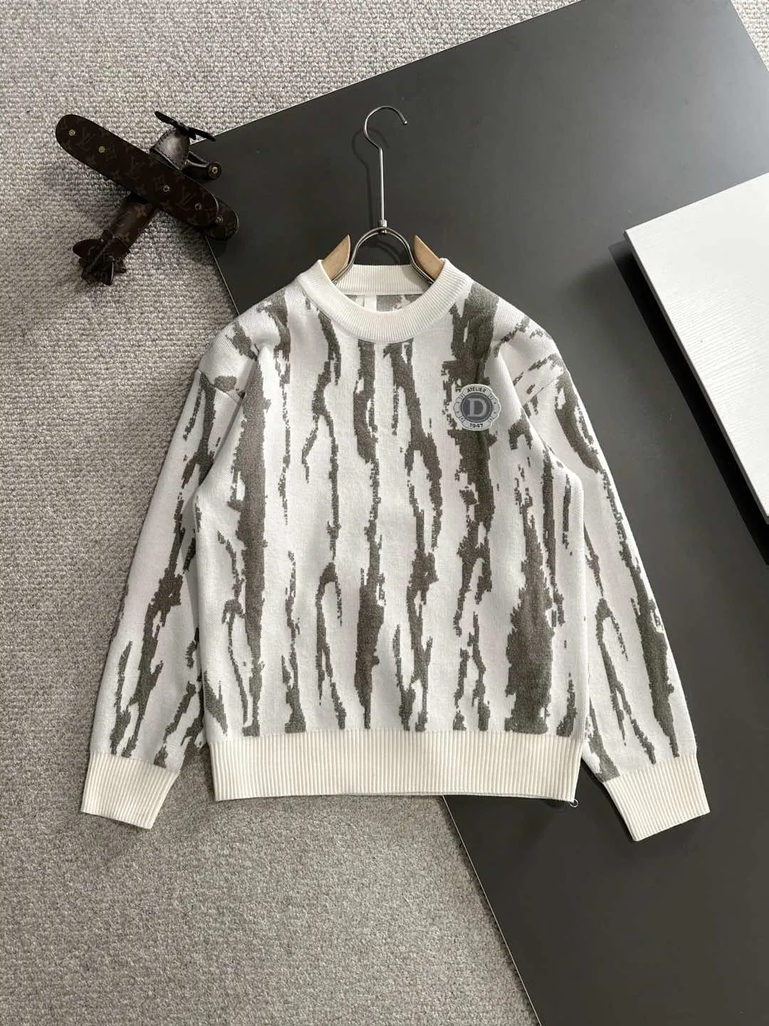 🅿️380 next day shipping Dior 2025 official website latest round neck sweater for autumn and winter, popular models are on sale at the same time at the counter! Specially made of wool blended fabric. It feels comfortable and can be directly in contact with the skin. The logo badge is exquisitely embroidered, which is extremely eye-catching! The details highlight the fashionable charm of big brands. Exquisite workmanship. Three-dimensional cutting style. The wearing effect is invincible and handsome! All three standards are complete! Size: M-3XL