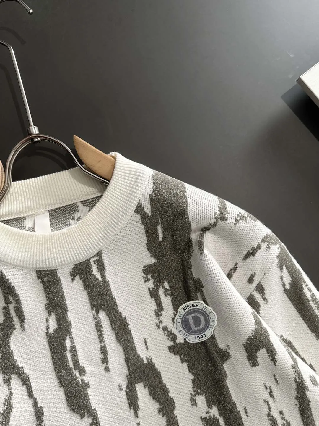 🅿️380 next day shipping Dior 2025 official website latest round neck sweater for autumn and winter, popular models are on sale at the same time at the counter! Specially made of wool blended fabric. It feels comfortable and can be directly in contact with the skin. The logo badge is exquisitely embroidered, which is extremely eye-catching! The details highlight the fashionable charm of big brands. Exquisite workmanship. Three-dimensional cutting style. The wearing effect is invincible and handsome! All three standards are complete! Size: M-3XL