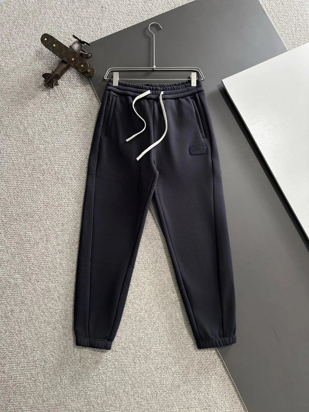 🅿️380 next day shipping Dior 2025 new early spring elastic band casual pants, thickened with velvet to keep warm. The custom-made fabrics at the counter are highly breathable and comfortable, with impeccable details and brand element design concepts, reflecting high quality. It feels delicate and soft! It presents a casual cut and the upper body shape is great! Size: M-4XL