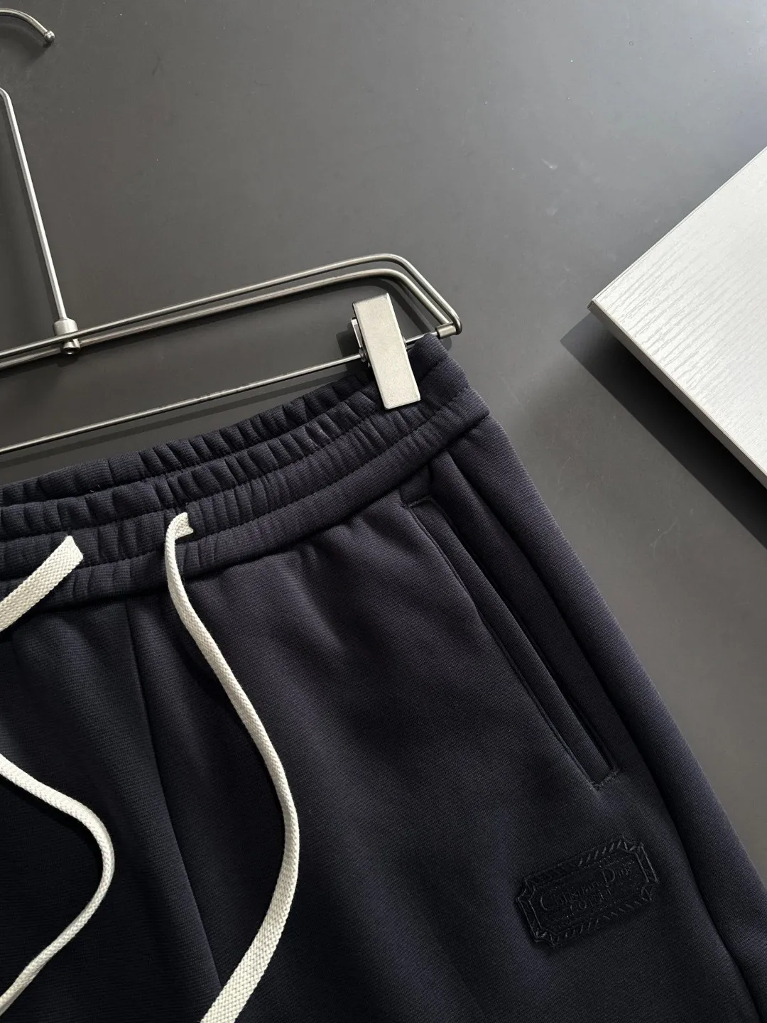 🅿️380 next day shipping Dior 2025 new early spring elastic band casual pants, thickened with velvet to keep warm. The custom-made fabrics at the counter are highly breathable and comfortable, with impeccable details and brand element design concepts, reflecting high quality. It feels delicate and soft! It presents a casual cut and the upper body shape is great! Size: M-4XL