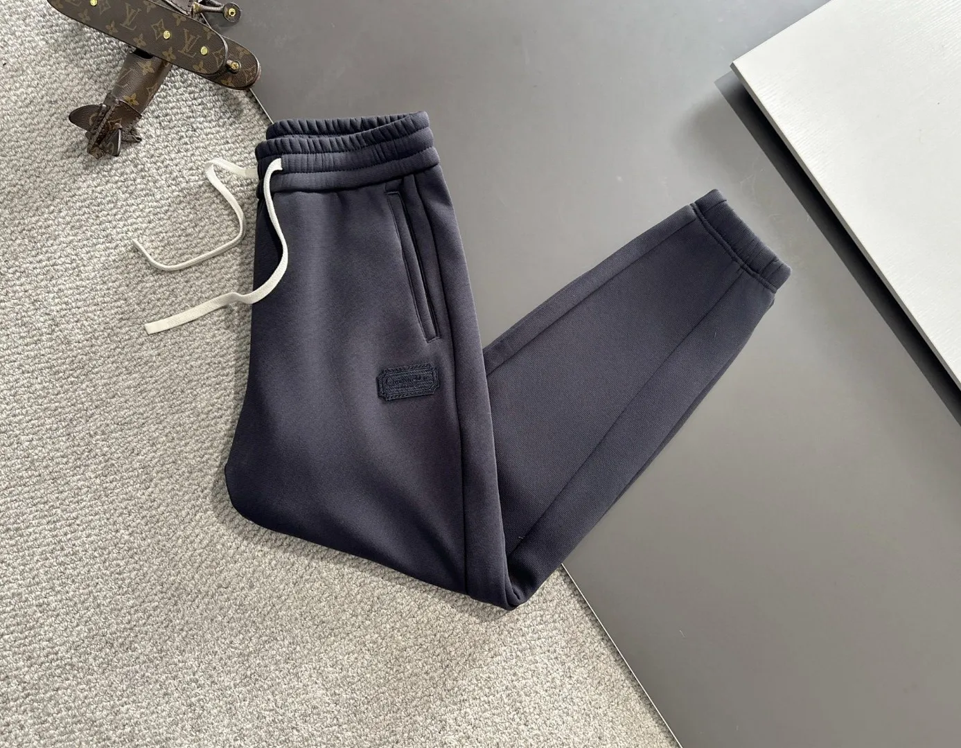 🅿️380 next day shipping Dior 2025 new early spring elastic band casual pants, thickened with velvet to keep warm. The custom-made fabrics at the counter are highly breathable and comfortable, with impeccable details and brand element design concepts, reflecting high quality. It feels delicate and soft! It presents a casual cut and the upper body shape is great! Size: M-4XL