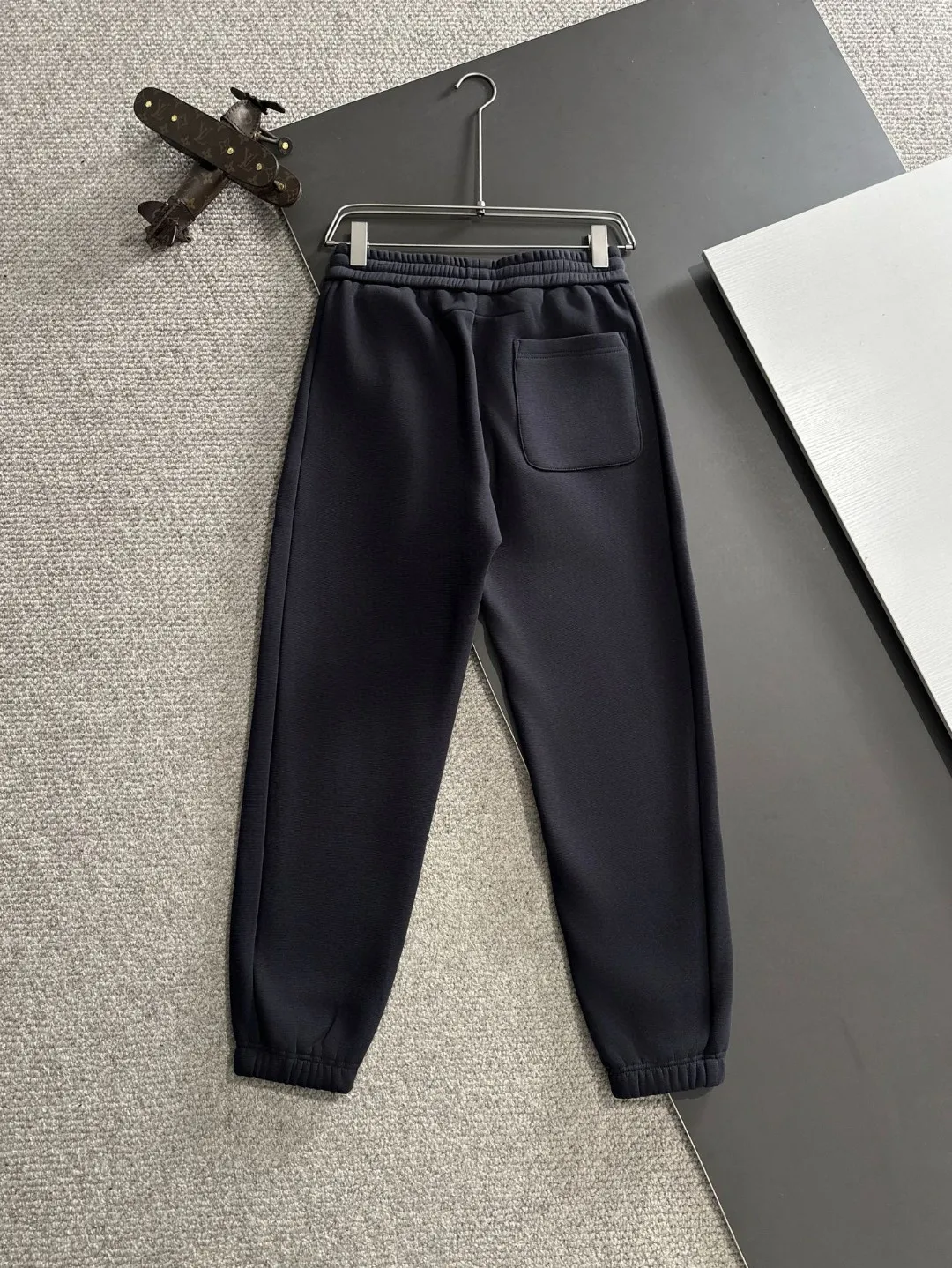 🅿️380 next day shipping Dior 2025 new early spring elastic band casual pants, thickened with velvet to keep warm. The custom-made fabrics at the counter are highly breathable and comfortable, with impeccable details and brand element design concepts, reflecting high quality. It feels delicate and soft! It presents a casual cut and the upper body shape is great! Size: M-4XL