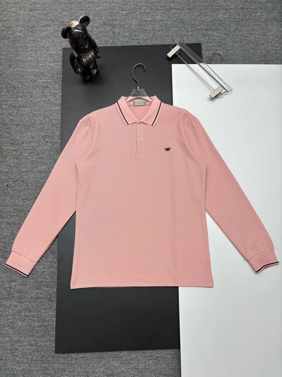 🅿️260 DIOR Dior's new embroidered long-sleeved Polo shirt. Original fabric. Official same style. Made of 250 grams of pure cotton pique fabric, custom-made in the same vat. Very comfortable and smooth feel. Very wide and stylish. Produced by a first-line brand factory. Imported Behringer embroidery machine. The embroidery is full and textured. The collar rib is woven with imported yarn. It does not deform after long-term wear. The latest autumn and winter style. Fashionable and individual. Super versatile and good-looking. It is very suitable for both men and women. A must-have item. Color: black, white, blue, pink. Size: M-3XL