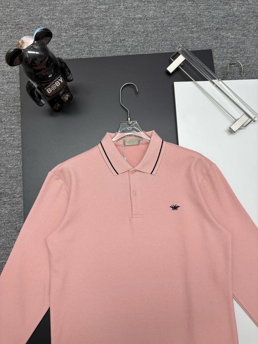 🅿️260 DIOR Dior's new embroidered long-sleeved Polo shirt. Original fabric. Official same style. Made of 250 grams of pure cotton pique fabric, custom-made in the same vat. Very comfortable and smooth feel. Very wide and stylish. Produced by a first-line brand factory. Imported Behringer embroidery machine. The embroidery is full and textured. The collar rib is woven with imported yarn. It does not deform after long-term wear. The latest autumn and winter style. Fashionable and individual. Super versatile and good-looking. It is very suitable for both men and women. A must-have item. Color: black, white, blue, pink. Size: M-3XL