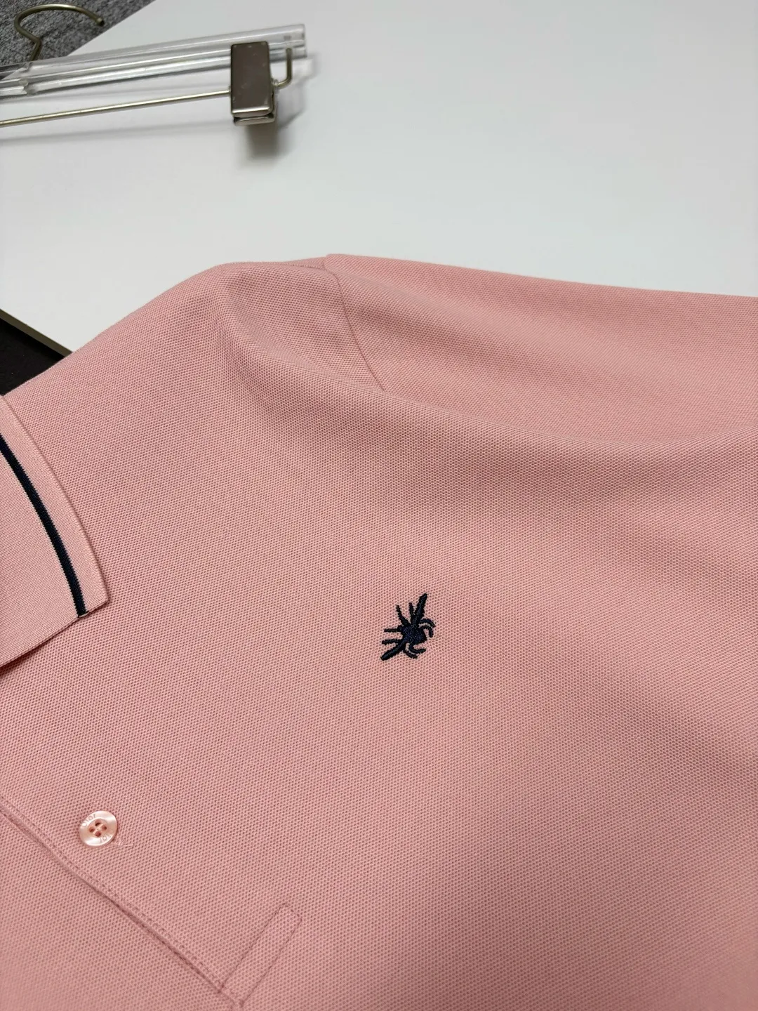 🅿️260 DIOR Dior's new embroidered long-sleeved Polo shirt. Original fabric. Official same style. Made of 250 grams of pure cotton pique fabric, custom-made in the same vat. Very comfortable and smooth feel. Very wide and stylish. Produced by a first-line brand factory. Imported Behringer embroidery machine. The embroidery is full and textured. The collar rib is woven with imported yarn. It does not deform after long-term wear. The latest autumn and winter style. Fashionable and individual. Super versatile and good-looking. It is very suitable for both men and women. A must-have item. Color: black, white, blue, pink. Size: M-3XL