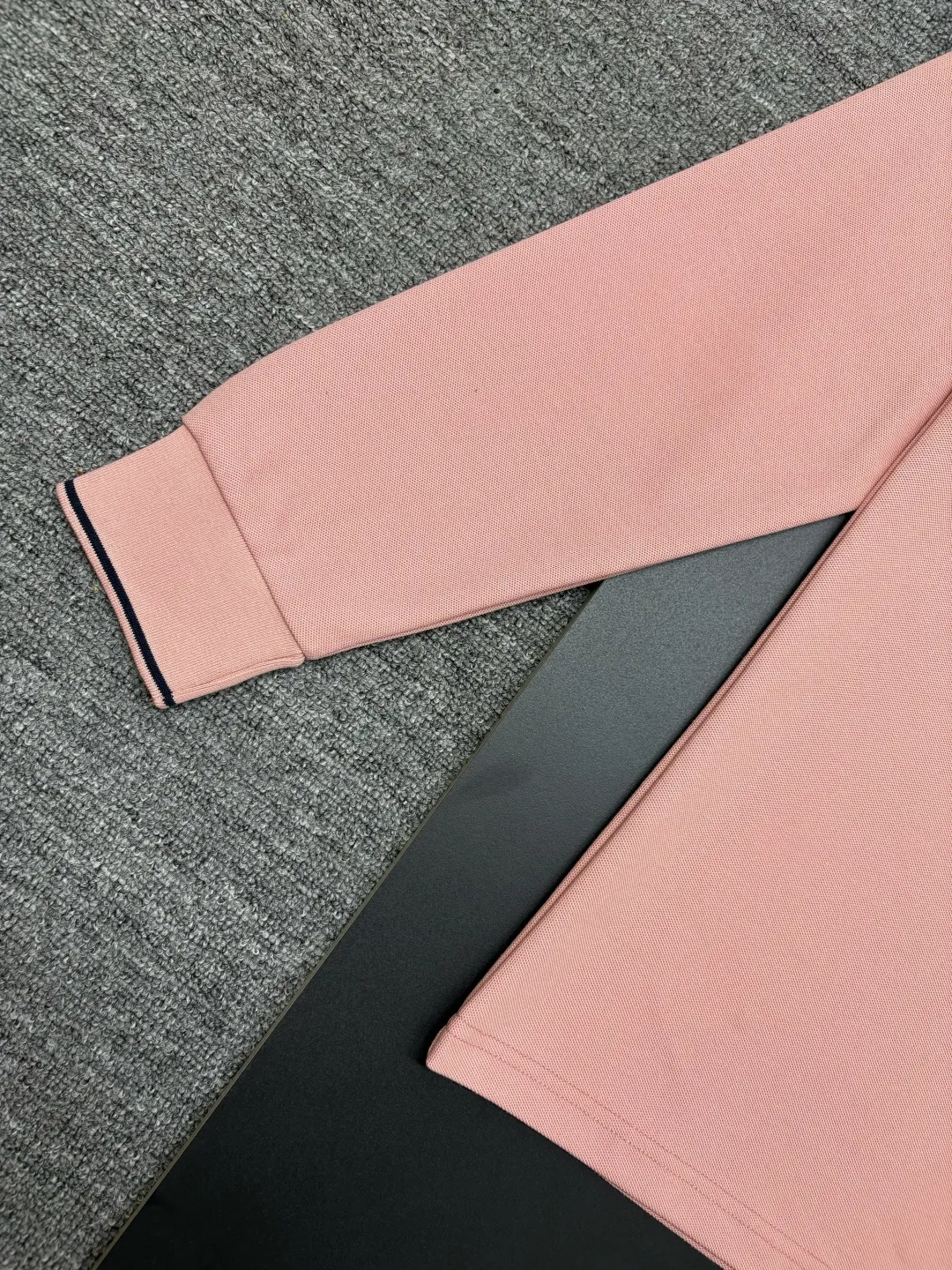 🅿️260 DIOR Dior's new embroidered long-sleeved Polo shirt. Original fabric. Official same style. Made of 250 grams of pure cotton pique fabric, custom-made in the same vat. Very comfortable and smooth feel. Very wide and stylish. Produced by a first-line brand factory. Imported Behringer embroidery machine. The embroidery is full and textured. The collar rib is woven with imported yarn. It does not deform after long-term wear. The latest autumn and winter style. Fashionable and individual. Super versatile and good-looking. It is very suitable for both men and women. A must-have item. Color: black, white, blue, pink. Size: M-3XL