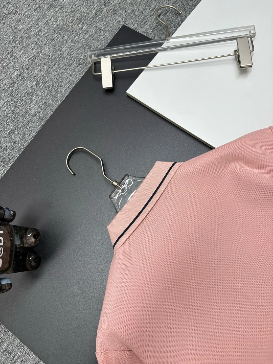 🅿️260 DIOR Dior's new embroidered long-sleeved Polo shirt. Original fabric. Official same style. Made of 250 grams of pure cotton pique fabric, custom-made in the same vat. Very comfortable and smooth feel. Very wide and stylish. Produced by a first-line brand factory. Imported Behringer embroidery machine. The embroidery is full and textured. The collar rib is woven with imported yarn. It does not deform after long-term wear. The latest autumn and winter style. Fashionable and individual. Super versatile and good-looking. It is very suitable for both men and women. A must-have item. Color: black, white, blue, pink. Size: M-3XL
