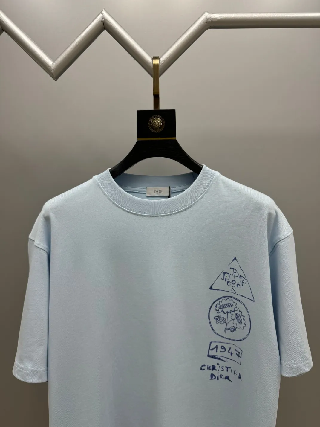 🅿️220 (top version, different currency) will not be taken off the shelves all year round, sell with confidence Style: Dior/DIO.R short-sleeved T-shirt Fabric: 300g heavy double yarn 100% cotton Rib: 320g heavy Sorona 1*1 trendy brand Craftsmanship: high-definition digital printing logo Color: white light blue Size: XS S M L No gender distinction, same style for men and women
