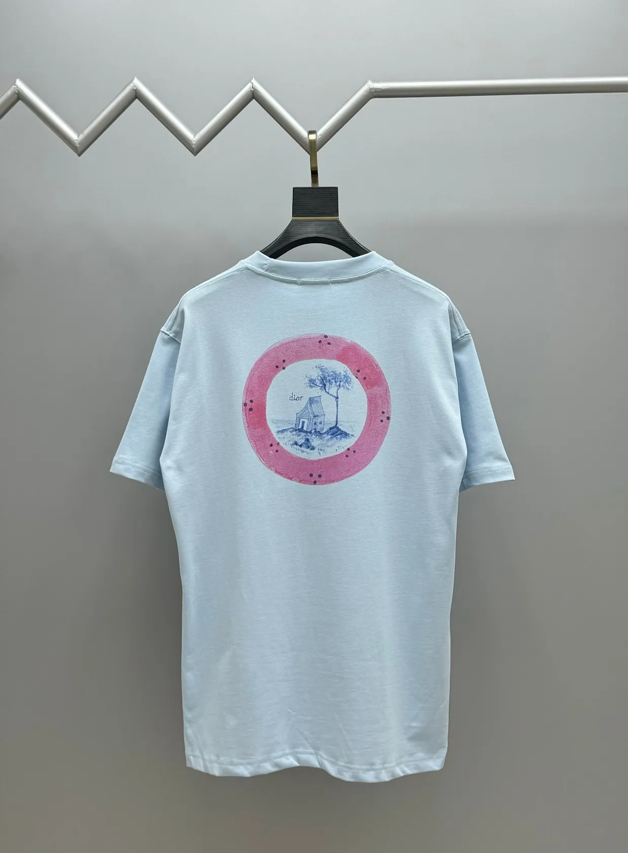 🅿️220 (top version, different currency) will not be taken off the shelves all year round, sell with confidence Style: Dior/DIO.R short-sleeved T-shirt Fabric: 300g heavy double yarn 100% cotton Rib: 320g heavy Sorona 1*1 trendy brand Craftsmanship: high-definition digital printing logo Color: white light blue Size: XS S M L No gender distinction, same style for men and women