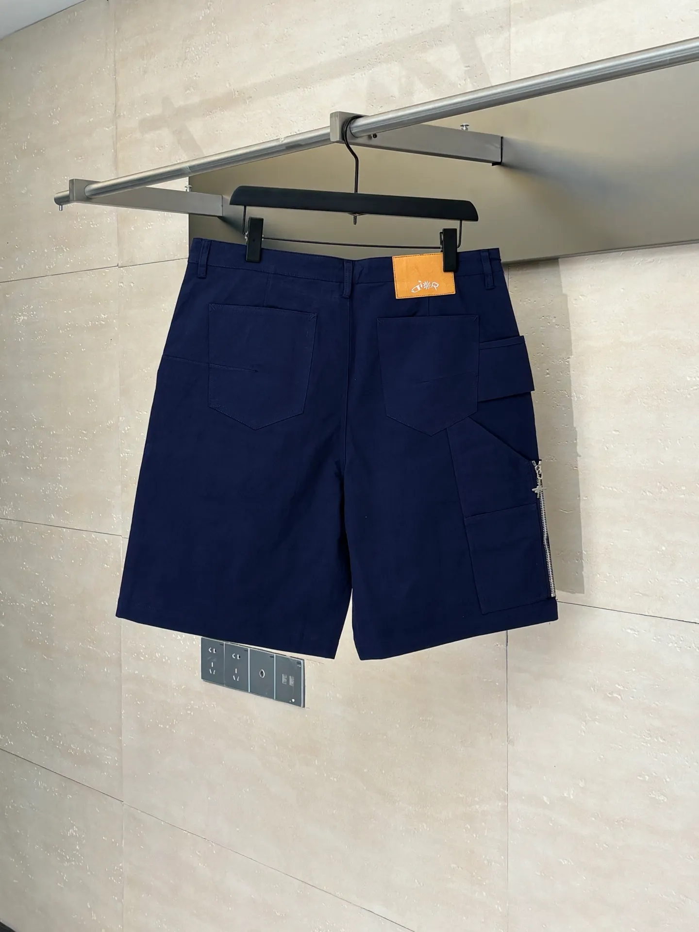 🅿️410 Dio*/Dior LH Hamilton co-branded embroidered logo shorts feel soft and sinewy, not comparable to cheap products! It uses a fabric pre-shrinking and setting machine imported from Italy. It does not deform or shrink no matter how many times it is washed, and the color is firmly locked in. The more I look at it, the more I like it! The chest and trouser legs are decorated with embroidery, and every stitch of the Swiss high-precision embroidery machine is stably and accurately embroidered. The lines of the joint pattern are smooth and the same color as the fabric but has a sense of hierarchy! The old letter printed label on the back waist, high temperature and high pressure "welds" the pattern on the fabric, which can be matched with many types of clothing to create a fashionable look. Customized accessories, complete with three standards, the same style for men and women!  Size：S/M/L/XL