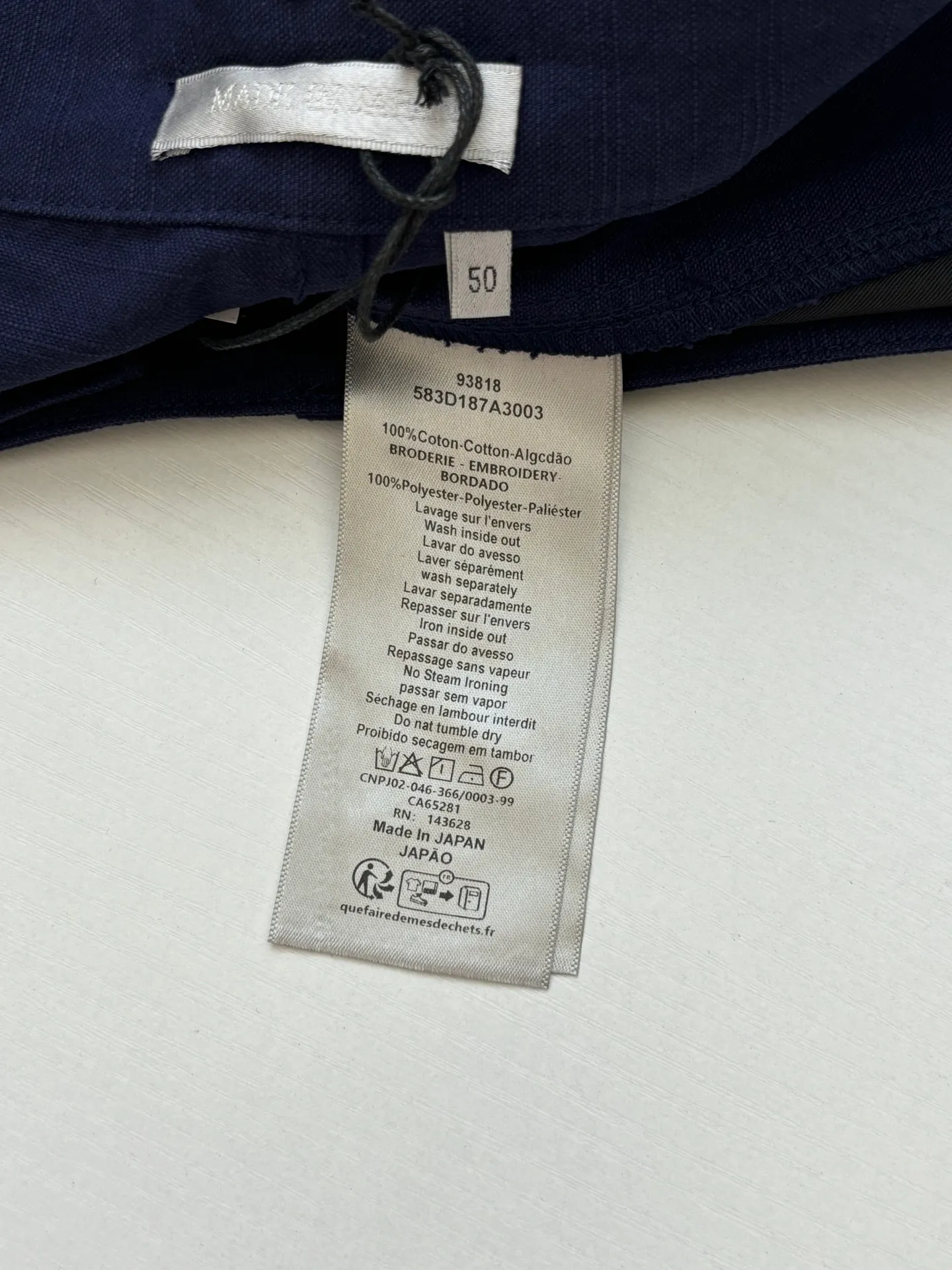 🅿️410 Dio*/Dior LH Hamilton co-branded embroidered logo shorts feel soft and sinewy, not comparable to cheap products! It uses a fabric pre-shrinking and setting machine imported from Italy. It does not deform or shrink no matter how many times it is washed, and the color is firmly locked in. The more I look at it, the more I like it! The chest and trouser legs are decorated with embroidery, and every stitch of the Swiss high-precision embroidery machine is stably and accurately embroidered. The lines of the joint pattern are smooth and the same color as the fabric but has a sense of hierarchy! The old letter printed label on the back waist, high temperature and high pressure "welds" the pattern on the fabric, which can be matched with many types of clothing to create a fashionable look. Customized accessories, complete with three standards, the same style for men and women!  Size：S/M/L/XL