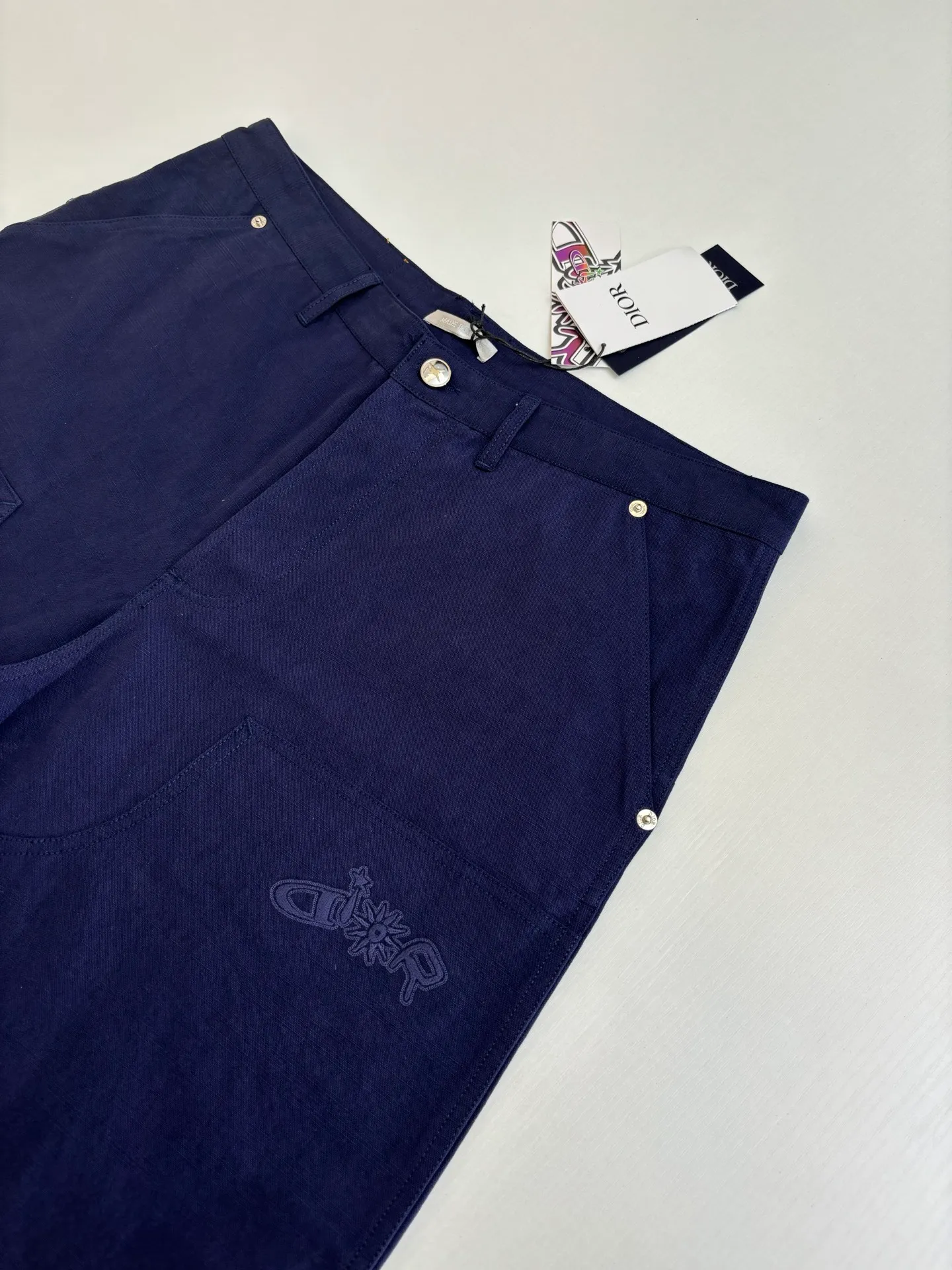 🅿️410 Dio*/Dior LH Hamilton co-branded embroidered logo shorts feel soft and sinewy, not comparable to cheap products! It uses a fabric pre-shrinking and setting machine imported from Italy. It does not deform or shrink no matter how many times it is washed, and the color is firmly locked in. The more I look at it, the more I like it! The chest and trouser legs are decorated with embroidery, and every stitch of the Swiss high-precision embroidery machine is stably and accurately embroidered. The lines of the joint pattern are smooth and the same color as the fabric but has a sense of hierarchy! The old letter printed label on the back waist, high temperature and high pressure "welds" the pattern on the fabric, which can be matched with many types of clothing to create a fashionable look. Customized accessories, complete with three standards, the same style for men and women!  Size：S/M/L/XL