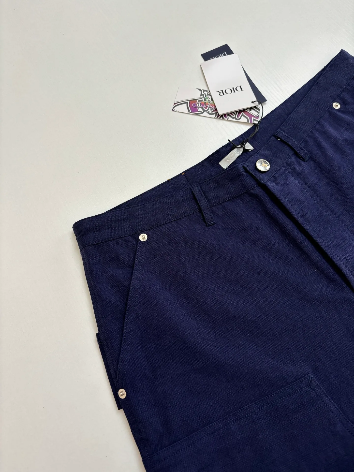 🅿️410 Dio*/Dior LH Hamilton co-branded embroidered logo shorts feel soft and sinewy, not comparable to cheap products! It uses a fabric pre-shrinking and setting machine imported from Italy. It does not deform or shrink no matter how many times it is washed, and the color is firmly locked in. The more I look at it, the more I like it! The chest and trouser legs are decorated with embroidery, and every stitch of the Swiss high-precision embroidery machine is stably and accurately embroidered. The lines of the joint pattern are smooth and the same color as the fabric but has a sense of hierarchy! The old letter printed label on the back waist, high temperature and high pressure "welds" the pattern on the fabric, which can be matched with many types of clothing to create a fashionable look. Customized accessories, complete with three standards, the same style for men and women!  Size：S/M/L/XL