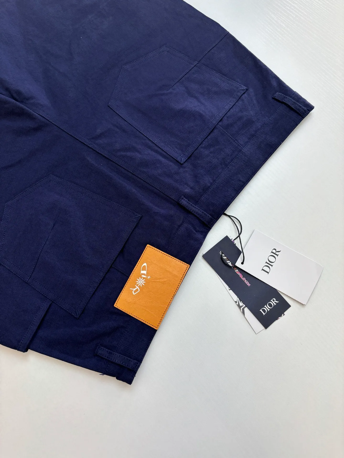 🅿️410 Dio*/Dior LH Hamilton co-branded embroidered logo shorts feel soft and sinewy, not comparable to cheap products! It uses a fabric pre-shrinking and setting machine imported from Italy. It does not deform or shrink no matter how many times it is washed, and the color is firmly locked in. The more I look at it, the more I like it! The chest and trouser legs are decorated with embroidery, and every stitch of the Swiss high-precision embroidery machine is stably and accurately embroidered. The lines of the joint pattern are smooth and the same color as the fabric but has a sense of hierarchy! The old letter printed label on the back waist, high temperature and high pressure "welds" the pattern on the fabric, which can be matched with many types of clothing to create a fashionable look. Customized accessories, complete with three standards, the same style for men and women!  Size：S/M/L/XL