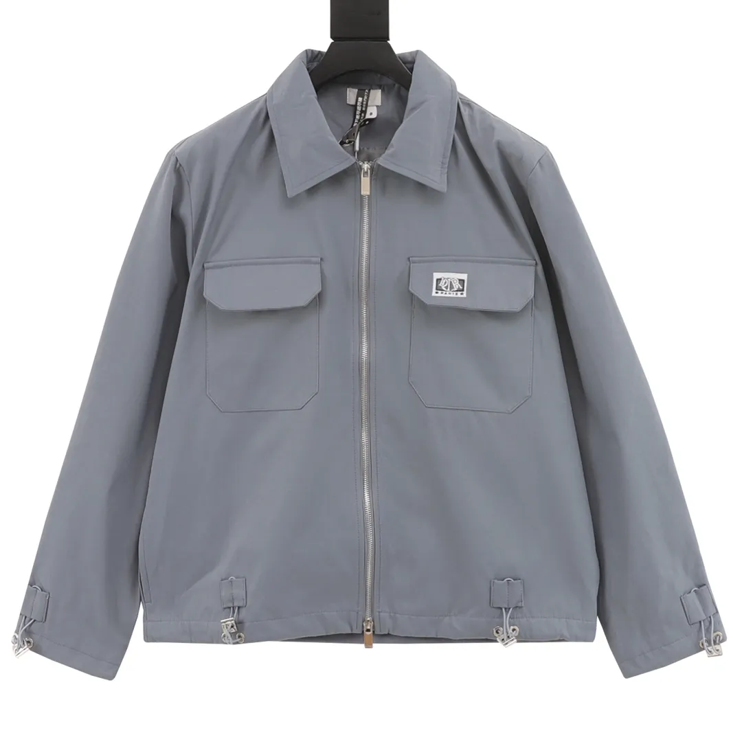 🅿️550 DIOR/Dior patch logo windbreaker jacket is made of imported raw materials, the placket zipper is custom-made in a unified mold, and the rails are machine-pressed with imported environmentally friendly materials. After the lower corner rope is woven, the core dyeing technology is used to achieve the final dyeing effect. After pattern development and pattern making, computer intelligent cutting is used to increase work efficiency while ensuring the integrity of the pattern. The upper body effect is restored consistently! Street-exploding artifact OOTD outfit is amazing. The color is very correct, very eye-catching, simple, clean and extremely fashionable! size：XS-L