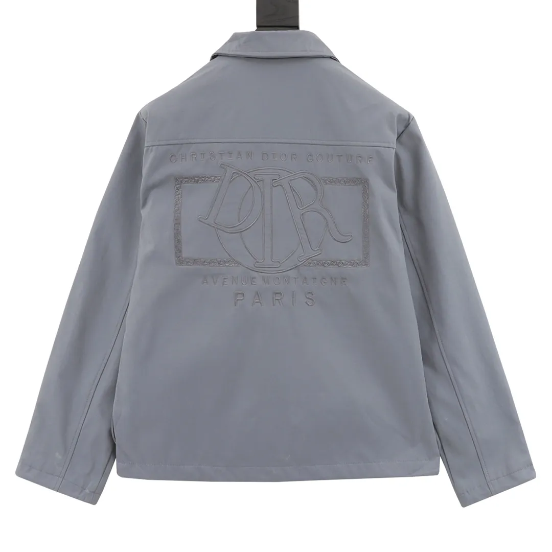 🅿️550 DIOR/Dior patch logo windbreaker jacket is made of imported raw materials, the placket zipper is custom-made in a unified mold, and the rails are machine-pressed with imported environmentally friendly materials. After the lower corner rope is woven, the core dyeing technology is used to achieve the final dyeing effect. After pattern development and pattern making, computer intelligent cutting is used to increase work efficiency while ensuring the integrity of the pattern. The upper body effect is restored consistently! Street-exploding artifact OOTD outfit is amazing. The color is very correct, very eye-catching, simple, clean and extremely fashionable! size：XS-L