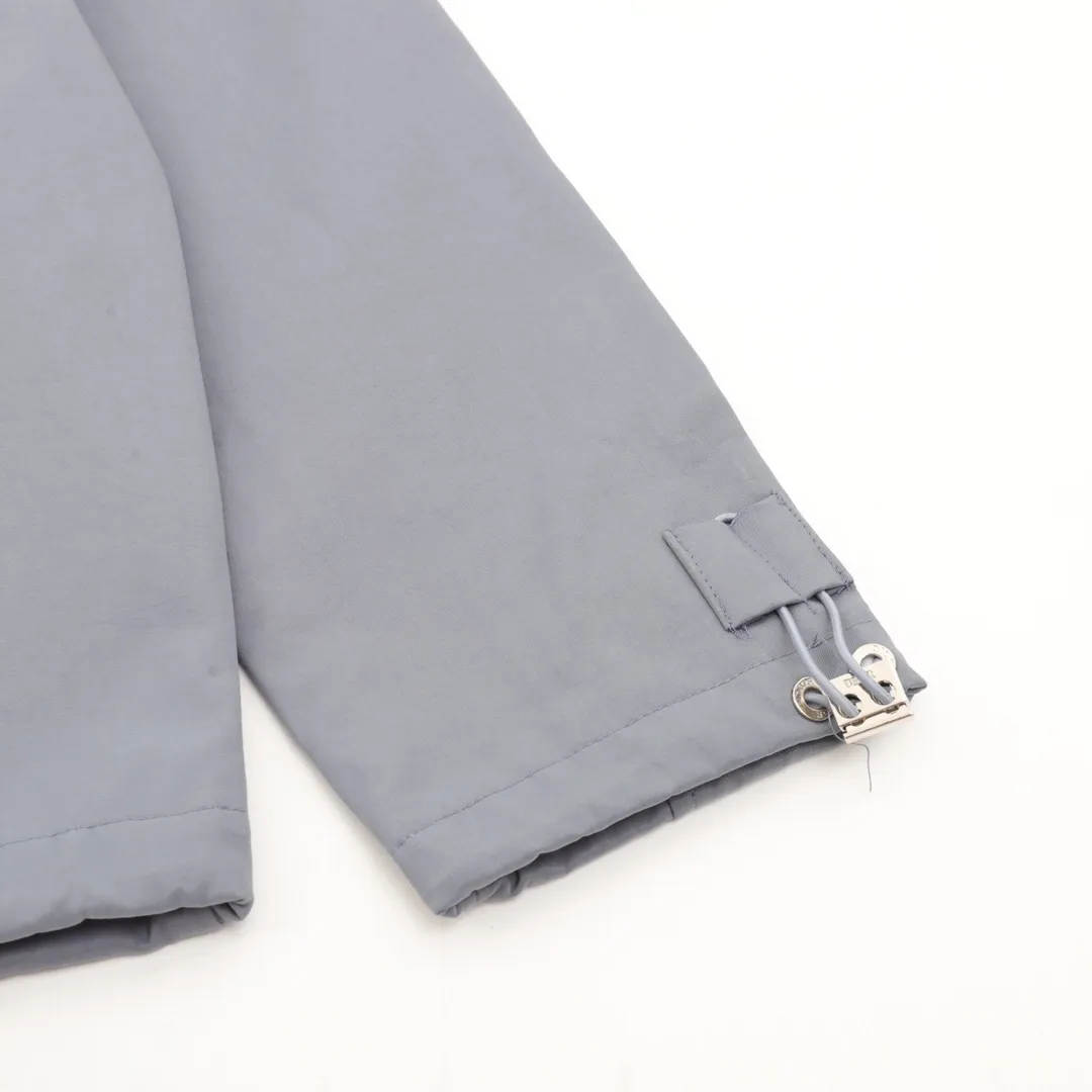 🅿️550 DIOR/Dior patch logo windbreaker jacket is made of imported raw materials, the placket zipper is custom-made in a unified mold, and the rails are machine-pressed with imported environmentally friendly materials. After the lower corner rope is woven, the core dyeing technology is used to achieve the final dyeing effect. After pattern development and pattern making, computer intelligent cutting is used to increase work efficiency while ensuring the integrity of the pattern. The upper body effect is restored consistently! Street-exploding artifact OOTD outfit is amazing. The color is very correct, very eye-catching, simple, clean and extremely fashionable! size：XS-L