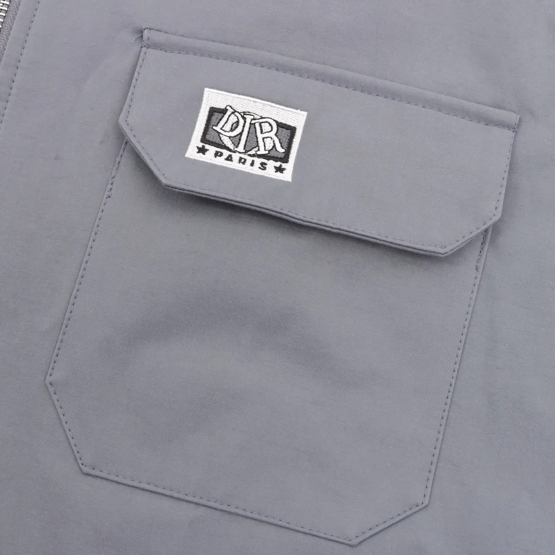 🅿️550 DIOR/Dior patch logo windbreaker jacket is made of imported raw materials, the placket zipper is custom-made in a unified mold, and the rails are machine-pressed with imported environmentally friendly materials. After the lower corner rope is woven, the core dyeing technology is used to achieve the final dyeing effect. After pattern development and pattern making, computer intelligent cutting is used to increase work efficiency while ensuring the integrity of the pattern. The upper body effect is restored consistently! Street-exploding artifact OOTD outfit is amazing. The color is very correct, very eye-catching, simple, clean and extremely fashionable! size：XS-L