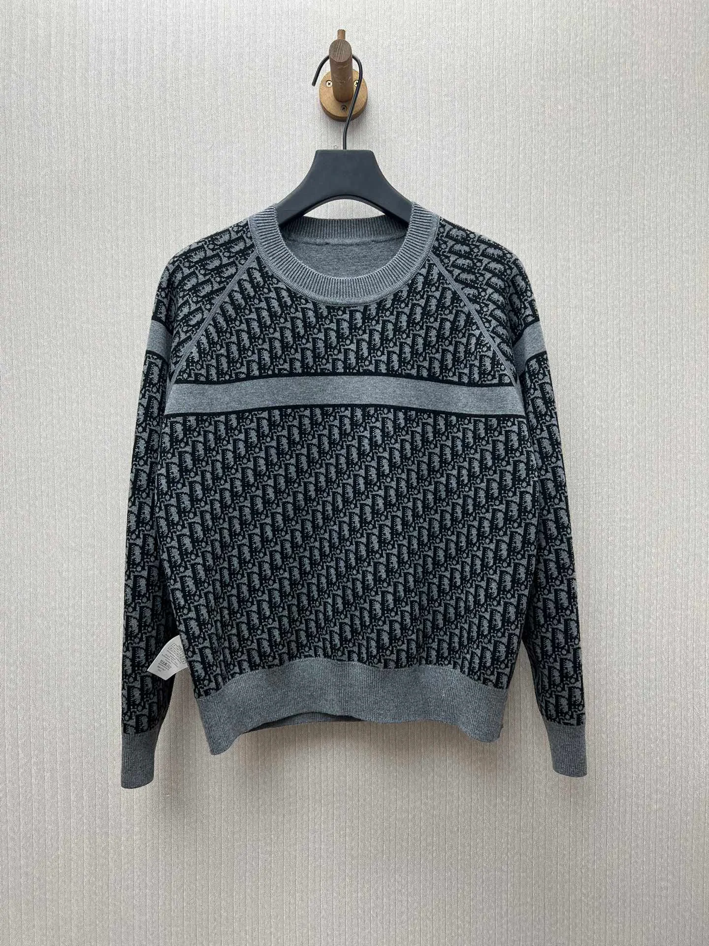🅿️560 Dior 25ss new double-sided round neck knitted blouse. Crafted from cashmere-blend jersey with a ribbed hem and cuffs. One side is dark gray and the other side features the classic Oblique print. Christian Dior signature strip pattern on the back. Double-sided design, one side is solid color and the other side is decorated with patterns, which can be matched with different styles of looks. Size: S.M.L.XL.