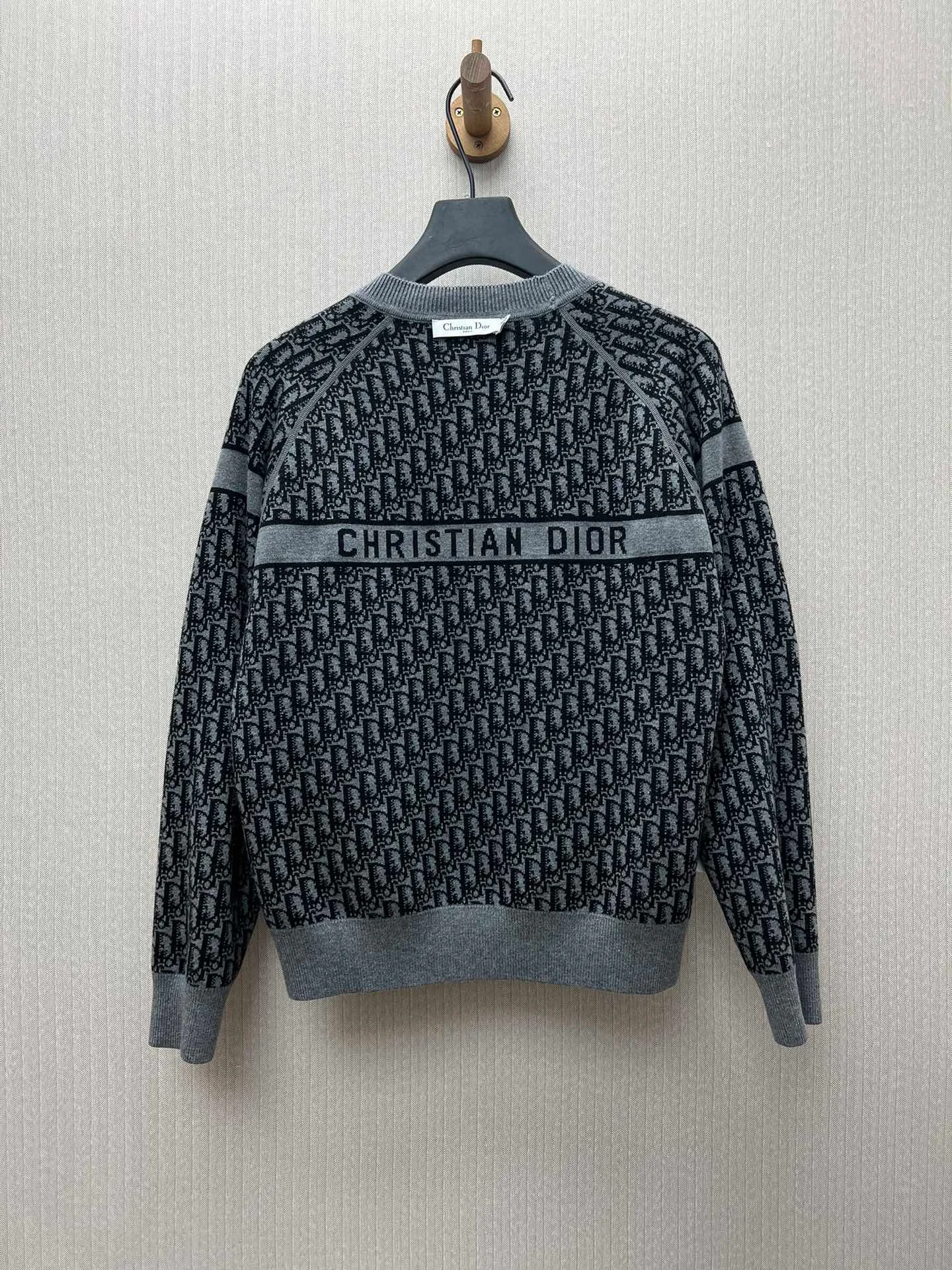 🅿️560 Dior 25ss new double-sided round neck knitted blouse. Crafted from cashmere-blend jersey with a ribbed hem and cuffs. One side is dark gray and the other side features the classic Oblique print. Christian Dior signature strip pattern on the back. Double-sided design, one side is solid color and the other side is decorated with patterns, which can be matched with different styles of looks. Size: S.M.L.XL.