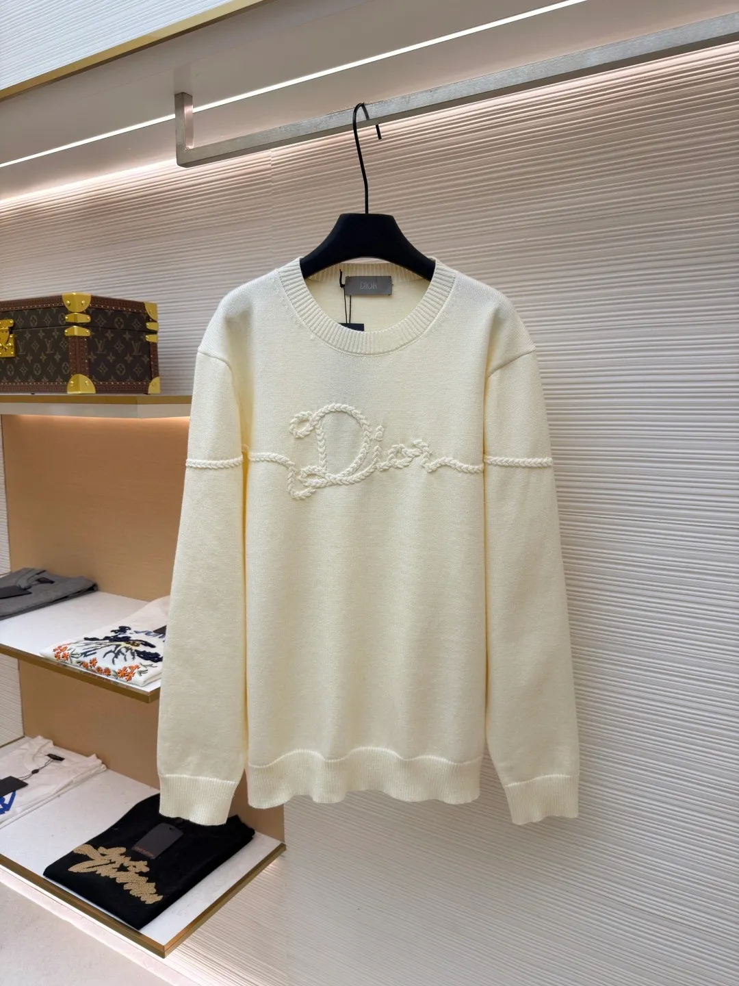 Dior machine-sewn thread-embroidered logo sweater ●Original version: 16,000 purchased and developed ●Item number: 1681952-A85 ●Material: wool blended fabric ●Technology: knitted ●Color: apricot ●Version: fitted version ●Weight: about 625 grams ●Size: S-M-L-XL ●Description: Made of 50% wool, 50% cotton yarn. The chest logo is woven with a positive 7-needle imported machine, and the size is customized according to the original 1:1 data. Garment washing - removes impurities on the wool surface - fixes the color - fixes the pattern - adds hand feel. This knitted sweater is new to the Spring 2026 men's collection and is decorated with the Dior Ribbon logo, paying homage to the exquisite craftsmanship of the Dior workshops. Crafted from white sheepskin jersey with a ribbed crew neck, cuffs and hem. The elegant fit can be worn with jeans for a casual, chic and sophisticated look. Dior Ribbon embroidery, ribbed crew neck, cuffs and hem. The overall wiring is straight and delicate, the fabric is comfortable and soft, and the color is consistent without color difference. It can be matched with the same style to create a fashionable look and control various occasions. Customized accessories, complete with three standards, same style for men and women!