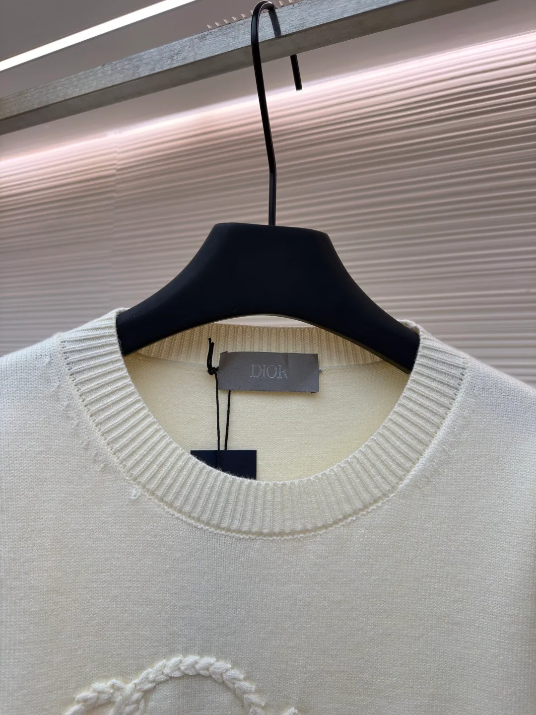 Dior machine-sewn thread-embroidered logo sweater ●Original version: 16,000 purchased and developed ●Item number: 1681952-A85 ●Material: wool blended fabric ●Technology: knitted ●Color: apricot ●Version: fitted version ●Weight: about 625 grams ●Size: S-M-L-XL ●Description: Made of 50% wool, 50% cotton yarn. The chest logo is woven with a positive 7-needle imported machine, and the size is customized according to the original 1:1 data. Garment washing - removes impurities on the wool surface - fixes the color - fixes the pattern - adds hand feel. This knitted sweater is new to the Spring 2026 men's collection and is decorated with the Dior Ribbon logo, paying homage to the exquisite craftsmanship of the Dior workshops. Crafted from white sheepskin jersey with a ribbed crew neck, cuffs and hem. The elegant fit can be worn with jeans for a casual, chic and sophisticated look. Dior Ribbon embroidery, ribbed crew neck, cuffs and hem. The overall wiring is straight and delicate, the fabric is comfortable and soft, and the color is consistent without color difference. It can be matched with the same style to create a fashionable look and control various occasions. Customized accessories, complete with three standards, same style for men and women!