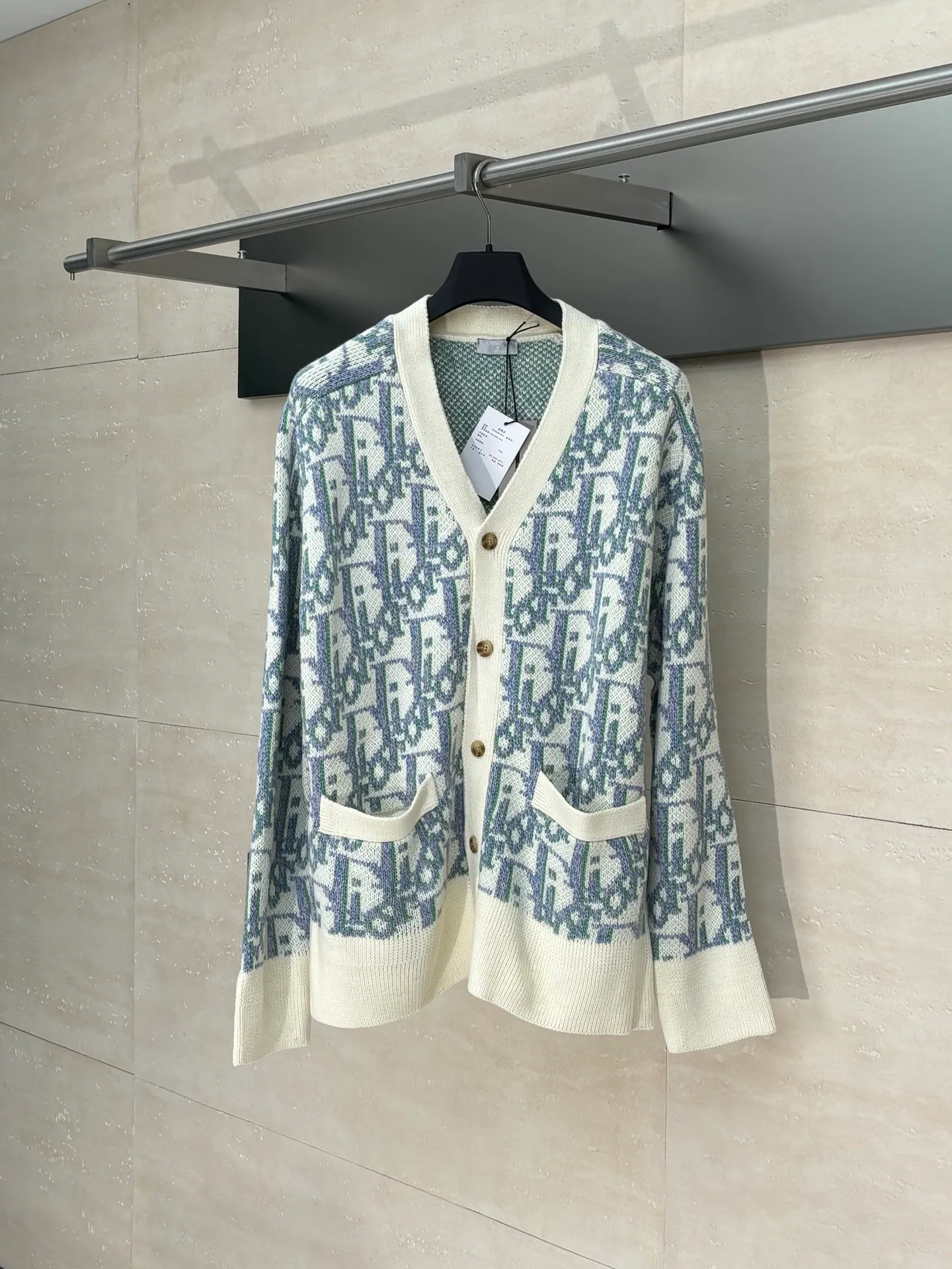 🅿️460 Dio*/Dior 25FW all-over printed jacquard cardigan sweater The dyed yarn is made of 80% cashmere and 20% wool blended three-yarn yarns, twisted into strands, and the jacquard part is made of yarns of various colors. It is made of imported German Stoll fabrics. The imported 7-needle jacquard craft yarn is clear and textured. There are obvious wool fibers on the surface. The special hemless design perfectly matches the macaron color upper body. The whole body is jacquard. Every letter is counterpointed. The buttons are made of natural open molded horn buttons. Size: S/M/L