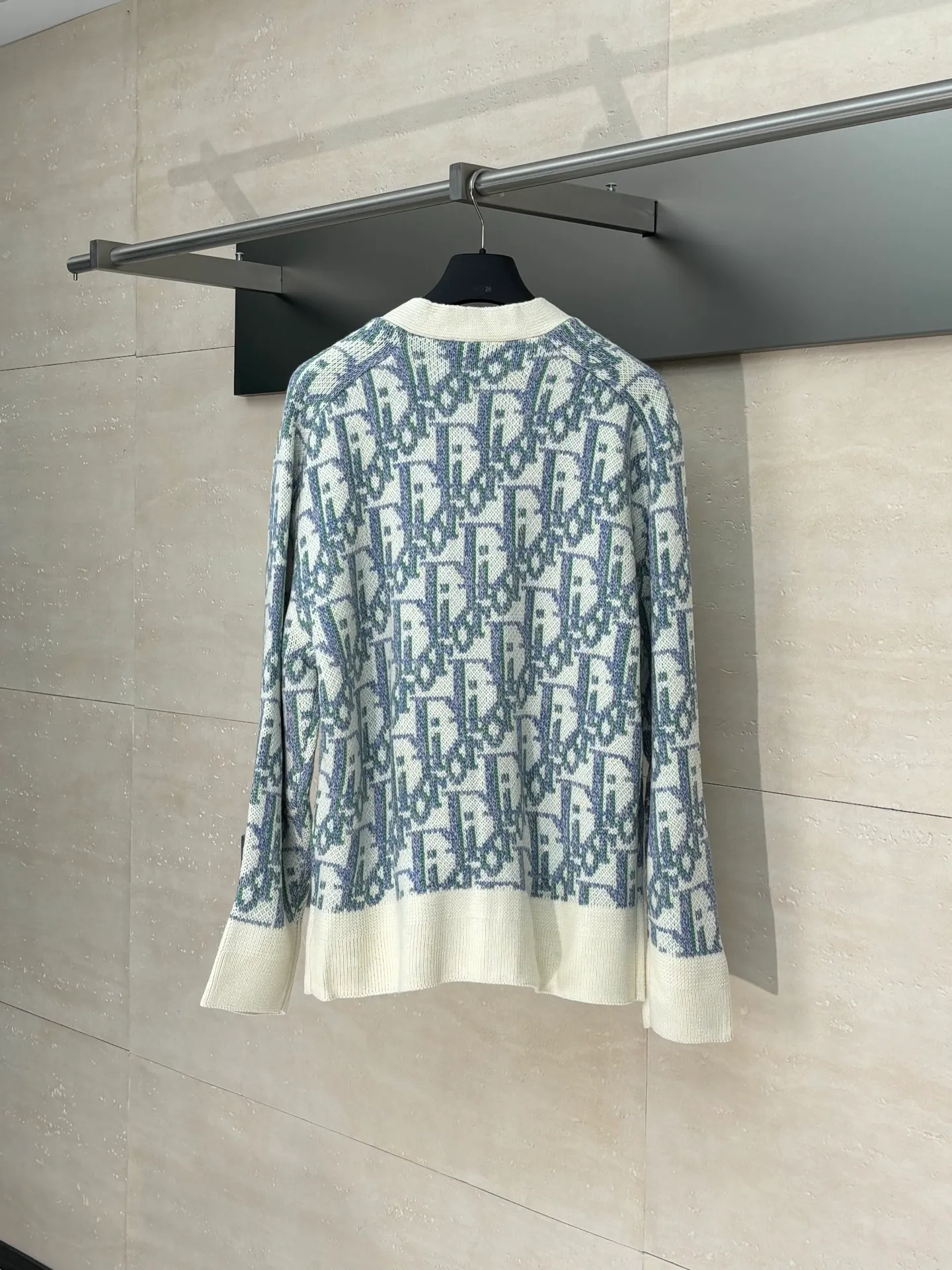 🅿️460 Dio*/Dior 25FW all-over printed jacquard cardigan sweater The dyed yarn is made of 80% cashmere and 20% wool blended three-yarn yarns, twisted into strands, and the jacquard part is made of yarns of various colors. It is made of imported German Stoll fabrics. The imported 7-needle jacquard craft yarn is clear and textured. There are obvious wool fibers on the surface. The special hemless design perfectly matches the macaron color upper body. The whole body is jacquard. Every letter is counterpointed. The buttons are made of natural open molded horn buttons. Size: S/M/L