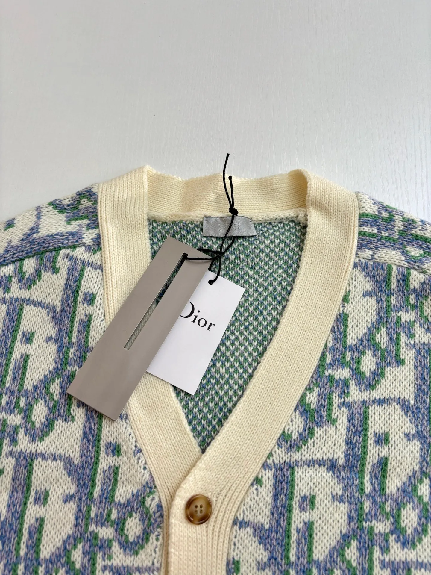 🅿️460 Dio*/Dior 25FW all-over printed jacquard cardigan sweater The dyed yarn is made of 80% cashmere and 20% wool blended three-yarn yarns, twisted into strands, and the jacquard part is made of yarns of various colors. It is made of imported German Stoll fabrics. The imported 7-needle jacquard craft yarn is clear and textured. There are obvious wool fibers on the surface. The special hemless design perfectly matches the macaron color upper body. The whole body is jacquard. Every letter is counterpointed. The buttons are made of natural open molded horn buttons. Size: S/M/L