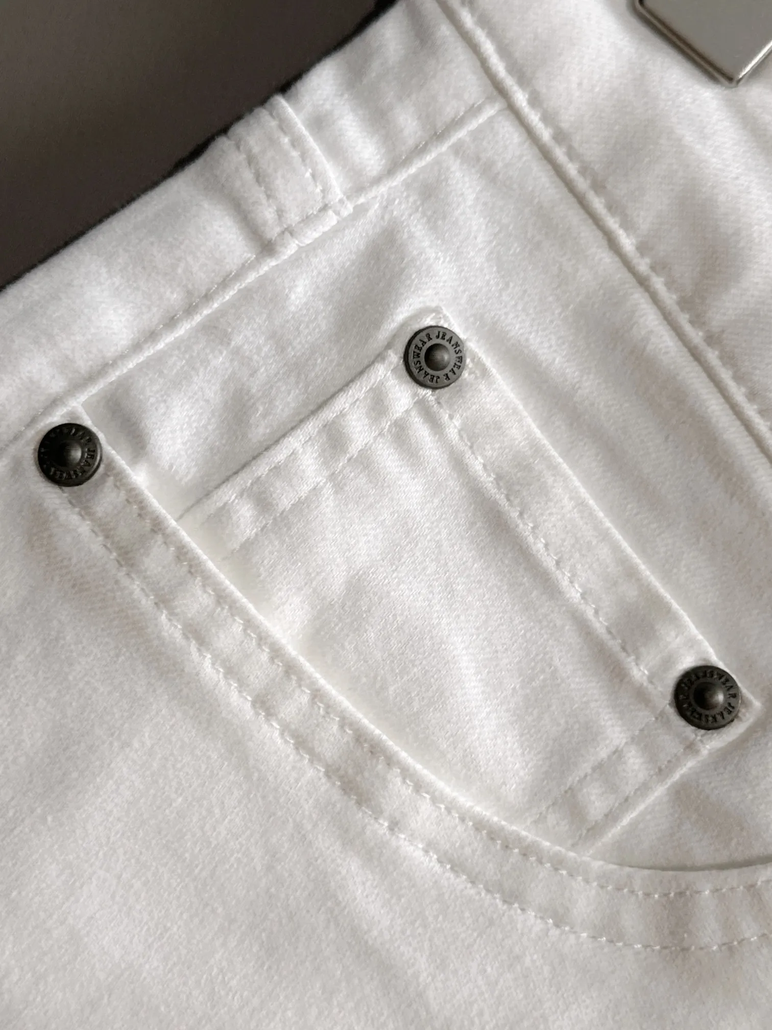 🅿️340 Dior's new 2025 four-season embroidered pocket slim-fit jeans trousers are produced using imported Japanese Denim plain cotton denim fabrics, complete with three labels, simple yet elegant, soft, delicate and comfortable, and versatile and fashionable on the upper body! Light luxury, a must-have item for daily commuting! Color: Black White Size: 28-40 (please state your height and weight when placing an order)
