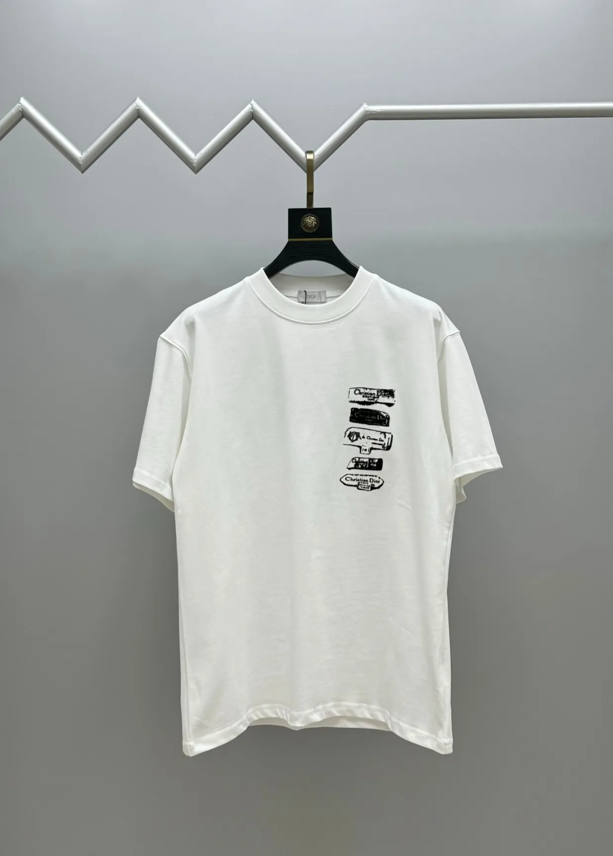 🅿️210 (top version, differentiated currency) will not be taken off the shelves all year round, sell with confidence. Style: Dior/DIO.R short-sleeved T-shirt. Fabric: 300g double yarn 100% cotton. Rib: 320g heavy Sorona 1*1 trendy brand. Craftsmanship: Velvet logo. Color: White. Black. Size: XS S M L. No gender distinction. Same style for men and women.