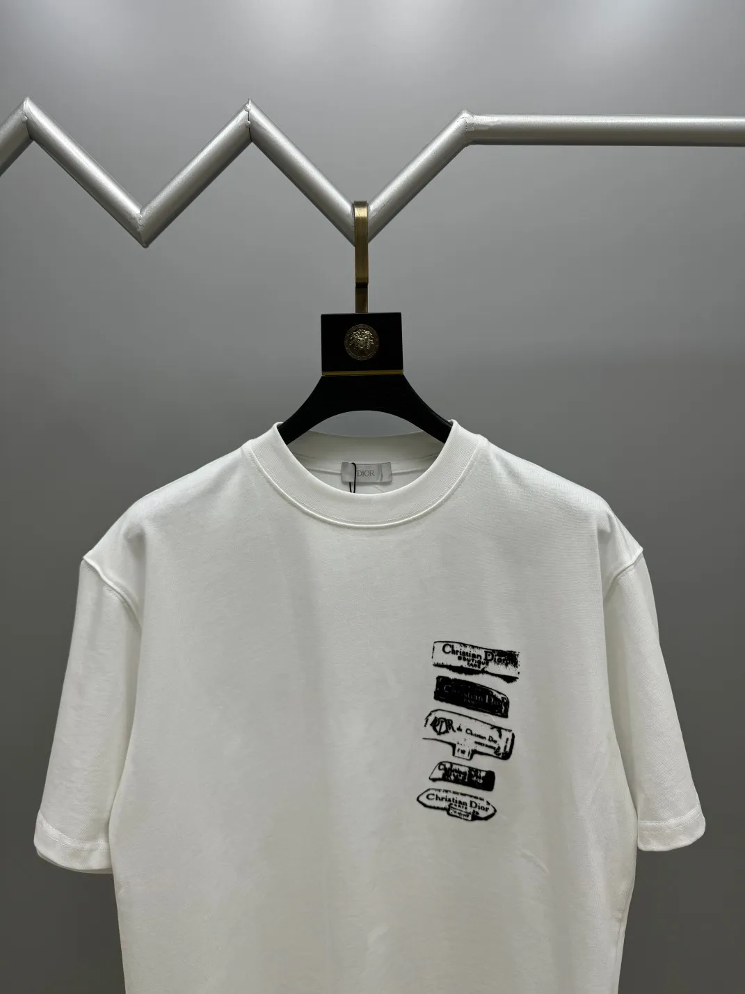🅿️210 (top version, differentiated currency) will not be taken off the shelves all year round, sell with confidence. Style: Dior/DIO.R short-sleeved T-shirt. Fabric: 300g double yarn 100% cotton. Rib: 320g heavy Sorona 1*1 trendy brand. Craftsmanship: Velvet logo. Color: White. Black. Size: XS S M L. No gender distinction. Same style for men and women.
