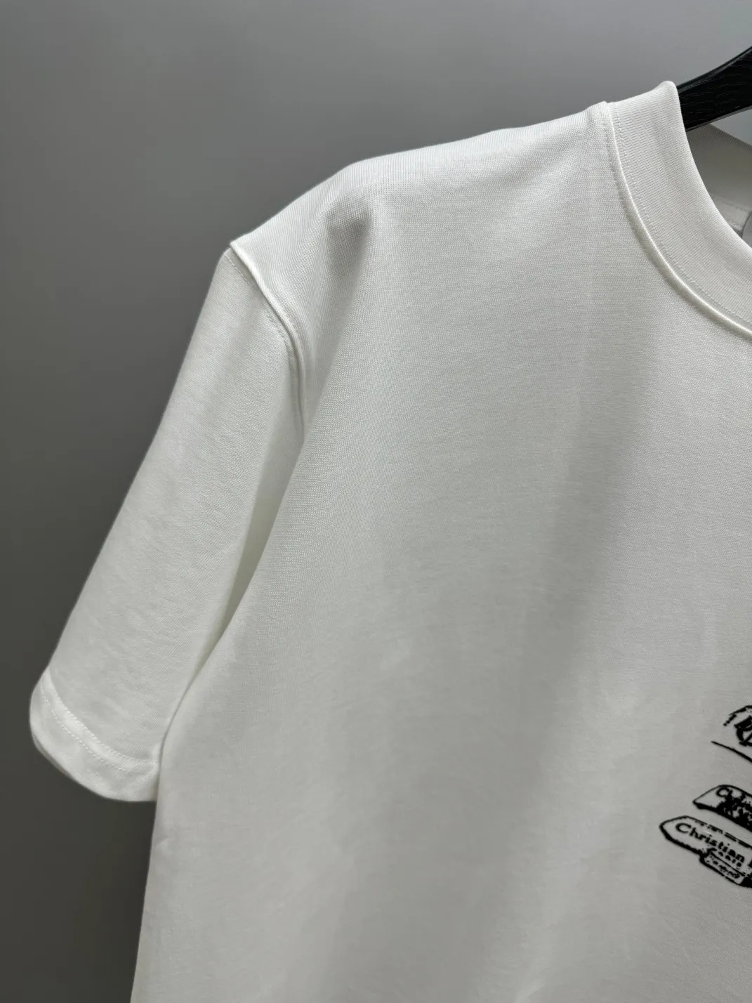 🅿️210 (top version, differentiated currency) will not be taken off the shelves all year round, sell with confidence. Style: Dior/DIO.R short-sleeved T-shirt. Fabric: 300g double yarn 100% cotton. Rib: 320g heavy Sorona 1*1 trendy brand. Craftsmanship: Velvet logo. Color: White. Black. Size: XS S M L. No gender distinction. Same style for men and women.
