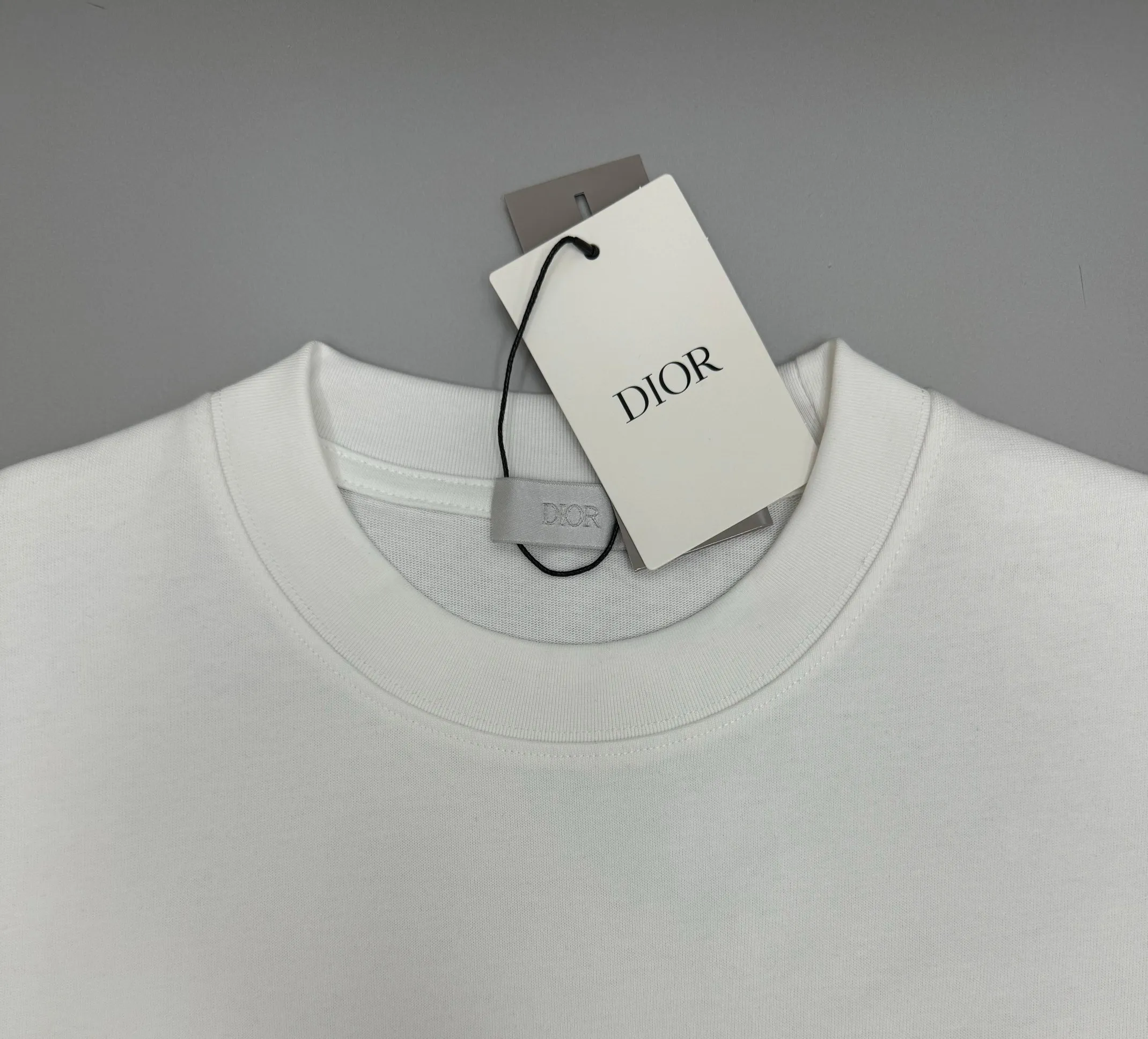 🅿️210 (top version, differentiated currency) will not be taken off the shelves all year round, sell with confidence. Style: Dior/DIO.R short-sleeved T-shirt. Fabric: 300g double yarn 100% cotton. Rib: 320g heavy Sorona 1*1 trendy brand. Craftsmanship: Velvet logo. Color: White. Black. Size: XS S M L. No gender distinction. Same style for men and women.