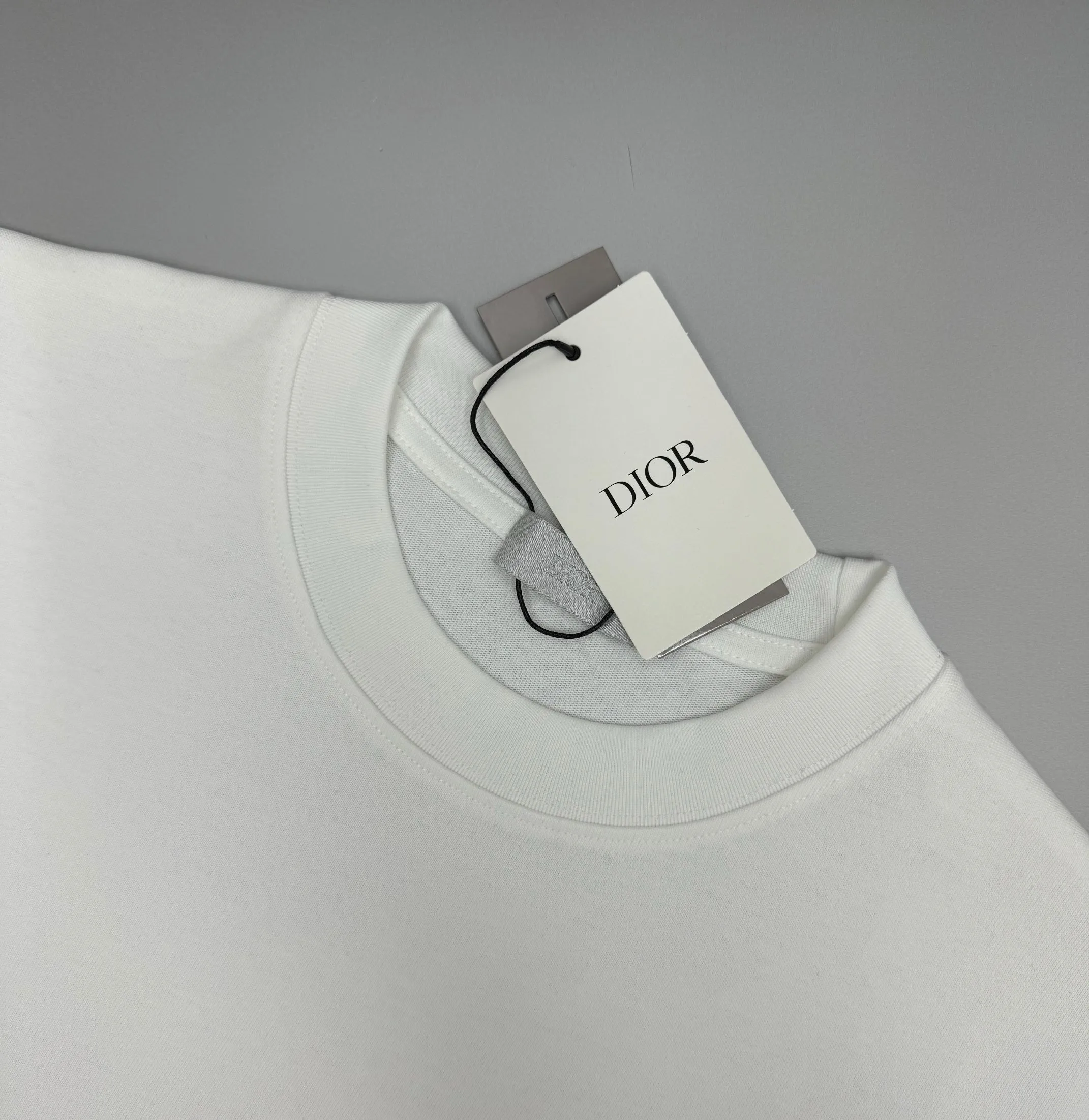 🅿️210 (top version, differentiated currency) will not be taken off the shelves all year round, sell with confidence. Style: Dior/DIO.R short-sleeved T-shirt. Fabric: 300g double yarn 100% cotton. Rib: 320g heavy Sorona 1*1 trendy brand. Craftsmanship: Velvet logo. Color: White. Black. Size: XS S M L. No gender distinction. Same style for men and women.